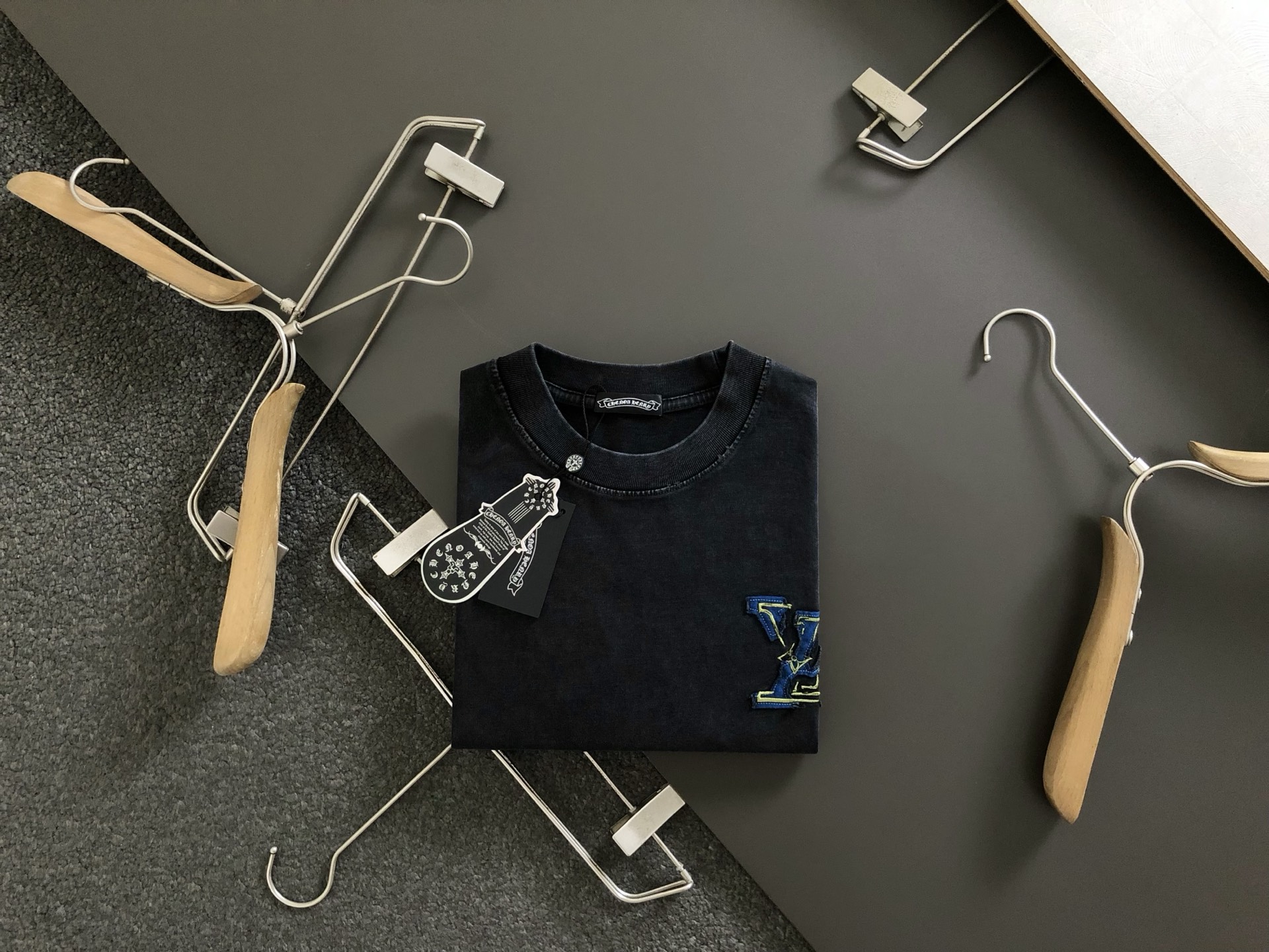 NO:444791,Ch* fit style S-Xl 25 spring and summer top retro joint washing Sanskrit letters flower craft trend brand short sleeves, exquisite craftsmanship counter fabric, top-level elements fusion, full of 3 standards, trendy men's fashion, whether it is the comfort of the upper body or the incomparable existence, it can be said to be a must-have for summer -135(s)175-(M) 178-160(L)180-(XL) 180-180(XXL),,T-shirt,alexander wang19860909Ch*合身版型S-Xl 25春夏顶级复古联名水洗梵文字母烧花工艺潮牌短袖,精致工艺专柜面料,顶级元素融合打造,3标齐全,潮男时尚,无论是上身舒适度还是都是无可比拟的存在,可以说是夏日必备 -135(s)175-(M) 178-160(L)180-(XL) 180-180(XXL),,T-shirt,alexander wang,Men's clothing