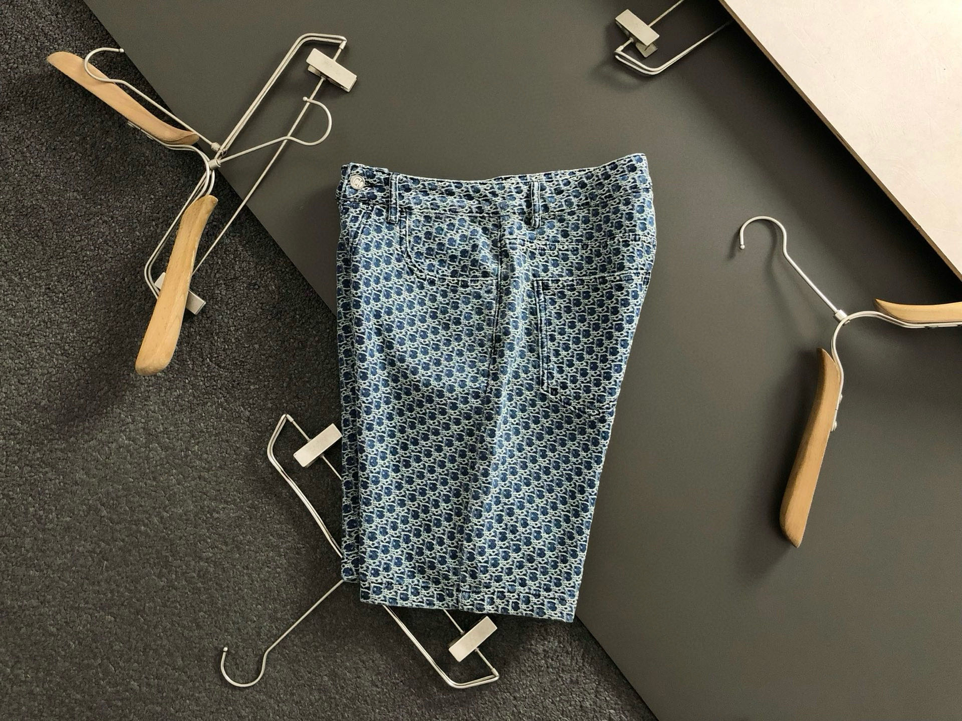 NO:444801,Shorts Dir* fit style S-Xl 25 spring and summer latest full jacquard denim shorts, top hardware to create a trendy brand stand-alone denim jacket, counter style embroidery splicing design, using imported high-end customized fabrics, imported fabrics feel first-class!  Official website for sale!  S-Xl, shorts, jackets & coats, alexander wang19860909短裤 Dir*合身版型S-Xl 25春夏最新满幅提花牛仔短裤,顶级五金打造潮牌立领牛仔外套,专柜款刺绣拼接设计,采用进口高端订制面料,进口面料手感一流！官网在售！码数S-Xl,,shorts,jackets & coats,alexander wang,Men's clothing