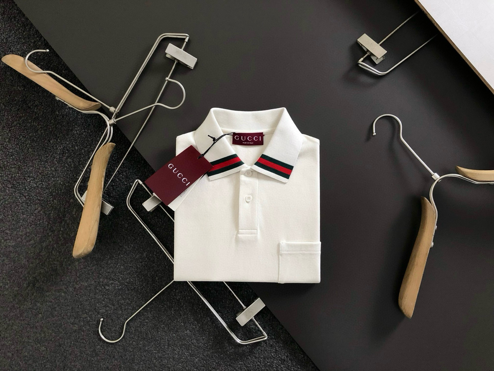 NO:444807,Gucc* fit style S-Xl 24SS latest beige red and green neckline jacquard versatile polo short sleeves, the top quality counter original single short sleeves, the top production process imported fabric, the counter quality printing design, using imported high-end customized fabrics, and the imported silk thread feels first-class!  Official website for sale!  Code number M-XXXL -130(S) 175-145(M) 178-155(L)180-(XL),,gucci,T-shirt,alexander wang19860909Gucc*合身版型S-Xl 24SS最新米色红绿领口提花百搭polo短袖,最顶级的品质专柜原单短袖,顶级制作工艺进口面料,专柜品质印花设计,采用进口高端订制面料,进口丝线手感一流！官网在售！码数M-XXXL -130(S) 175-145(M) 178-155(L)180-(XL),,gucci,T-shirt,alexander wang,Men's clothing