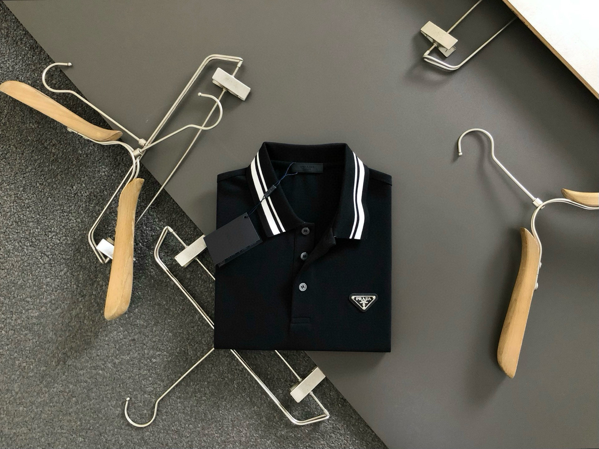 NO:444812,PRAD* fit style S-Xl 25 early spring latest metal triangle jacquard heavy polo short sleeves, high-end quality counter original single round neck short sleeves, top-level production process imported fabrics, unique design of the counter model, using imported high-end customized imported silk thread with first-class feel!  Official website for sale!  S-Xl, prada, T-shirt, alexander wang19860909PRAD*合身版型S-Xl 25早春最新金属三角标提花重磅polo短袖,高端品质专柜原单圆领短袖,顶级制作工艺进口面料,专柜款独特设计,采用进口高端订制进口丝线手感一流！官网在售！码数S-Xl,,prada,T-shirt,alexander wang,Men's clothing