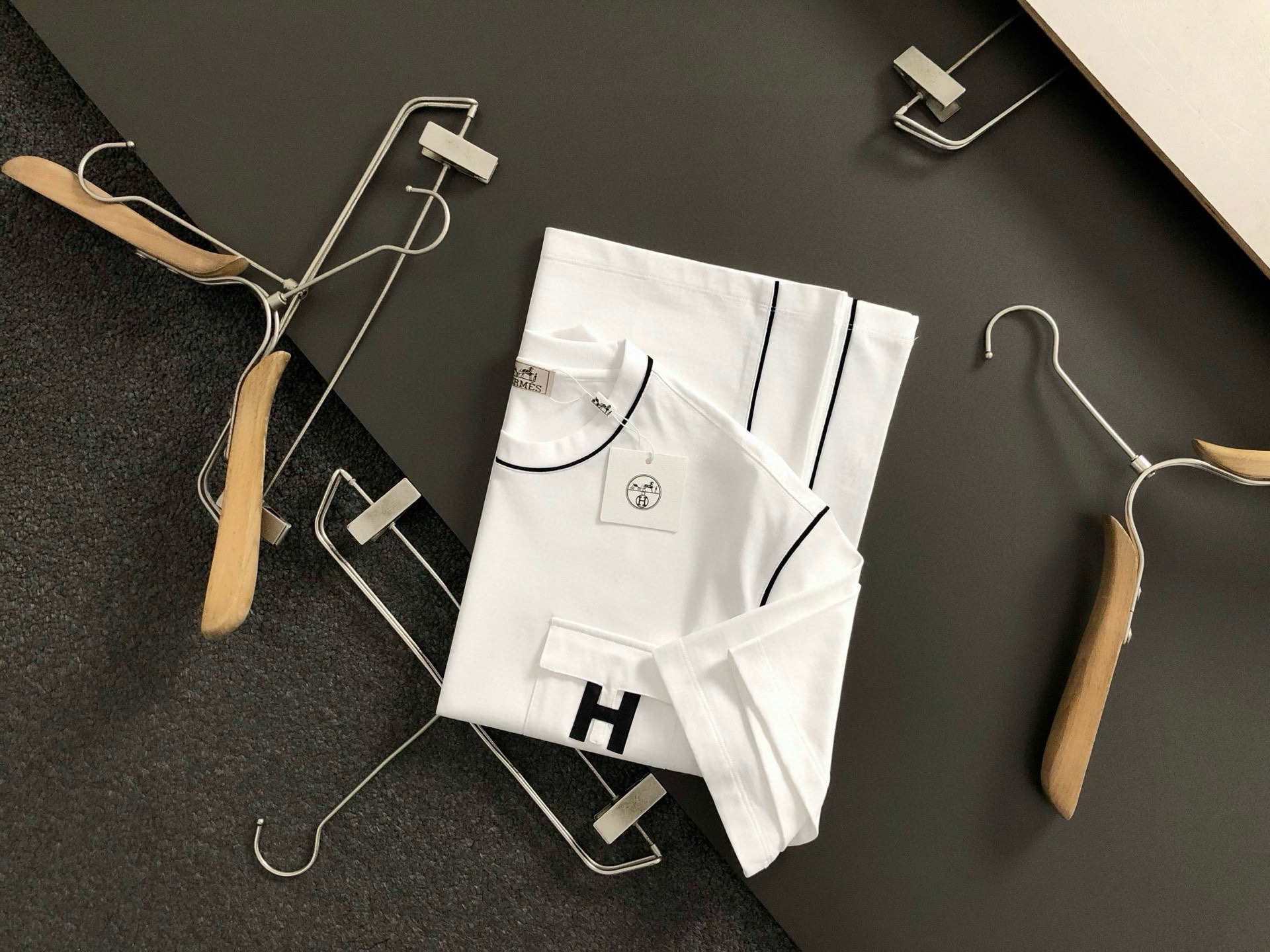 NO:444819,HMS* fitting style M-XXXL 25 spring and summer top black and white line style pocket H veneer classic short sleeves, exquisite craftsmanship counter fabric, top-level elements fusion, classic short sleeves 3 specifications, trendy men's fashion, whether it is the comfort of the upper body or the incomparable existence, it can be said to be a must-have for summer -135(M) 175-150(L) 178-(XL)180-(XXL) 180-180(XXXL),,T-shirt,alexander wang19860909HMS*合身版型M-XXXL 25春夏顶级黑白线条款口袋H贴皮经典短袖,精致工艺专柜面料,顶级元素融合打造,经典短袖3标齐全,潮男时尚,无论是上身舒适度还是都是无可比拟的存在,可以说是夏日必备 -135(M) 175-150(L) 178-(XL)180-(XXL) 180-180(XXXL),,T-shirt,alexander wang,Men's clothing