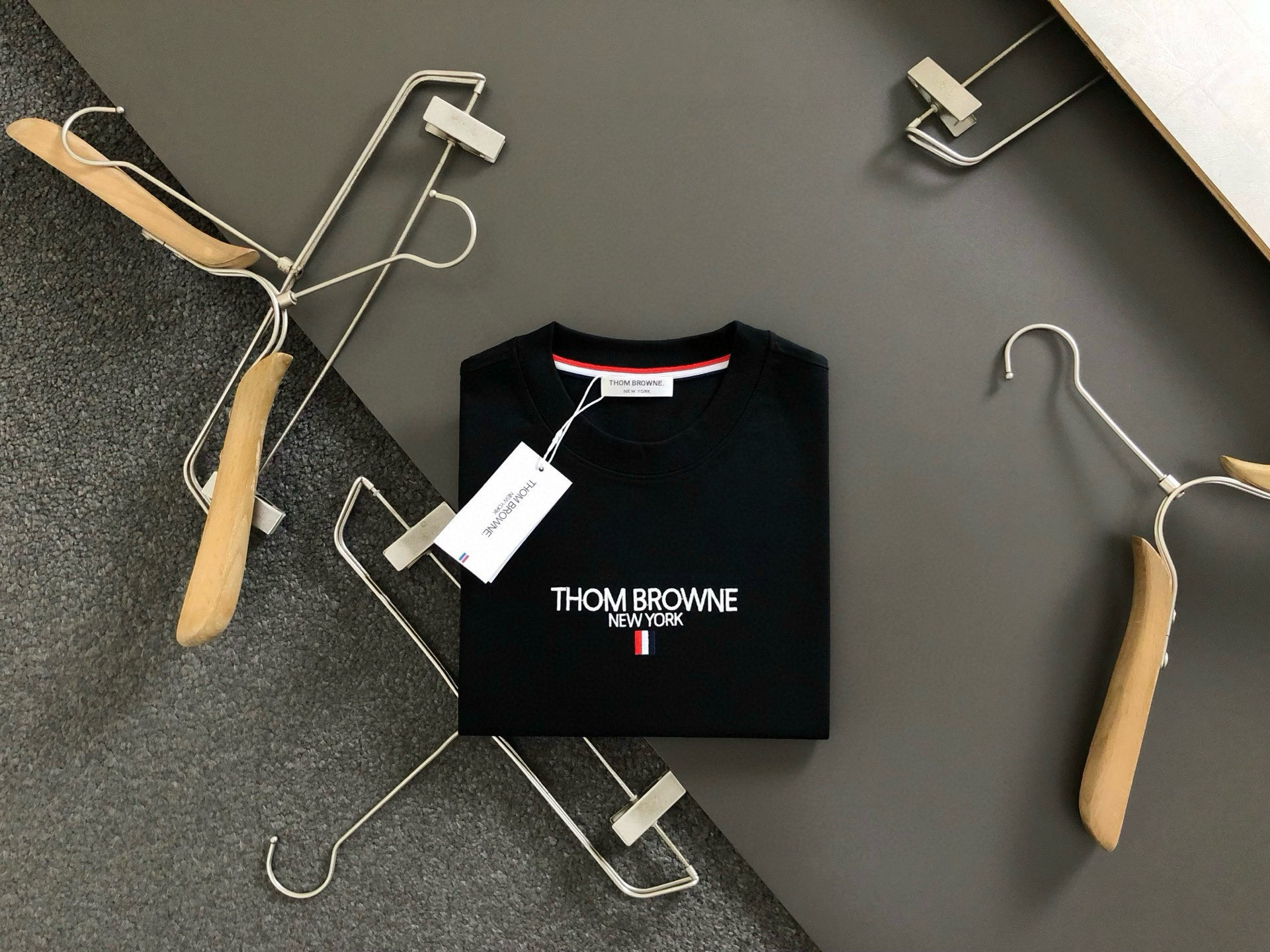 NO:444827,Tb* fit style M-XXXL 25SS latest letter embroidery fusion back cartoon puppy versatile short sleeves, the top quality counter original single short sleeves, top-level production craft imported fabrics, counter quality printing design, using imported high-end customized fabrics, imported silk thread feels first-class!  Official website for sale!  Code number M-XXXL -130(M) 175-(L) 178-150(XL) 180-160(XXL) 180-(XXXL),,T-shirt,alexander wang19860909Tb*合身版型M-XXXL 25SS最新字母刺绣融合后幅卡通小狗百搭短袖,最顶级的品质专柜原单短袖,顶级制作工艺进口面料,专柜品质印花设计,采用进口高端订制面料,进口丝线手感一流！官网在售！码数M-XXXL -130(M) 175-(L) 178-150(XL)180-160(XXL) 180-(XXXL),,T-shirt,alexander wang,Men's clothing