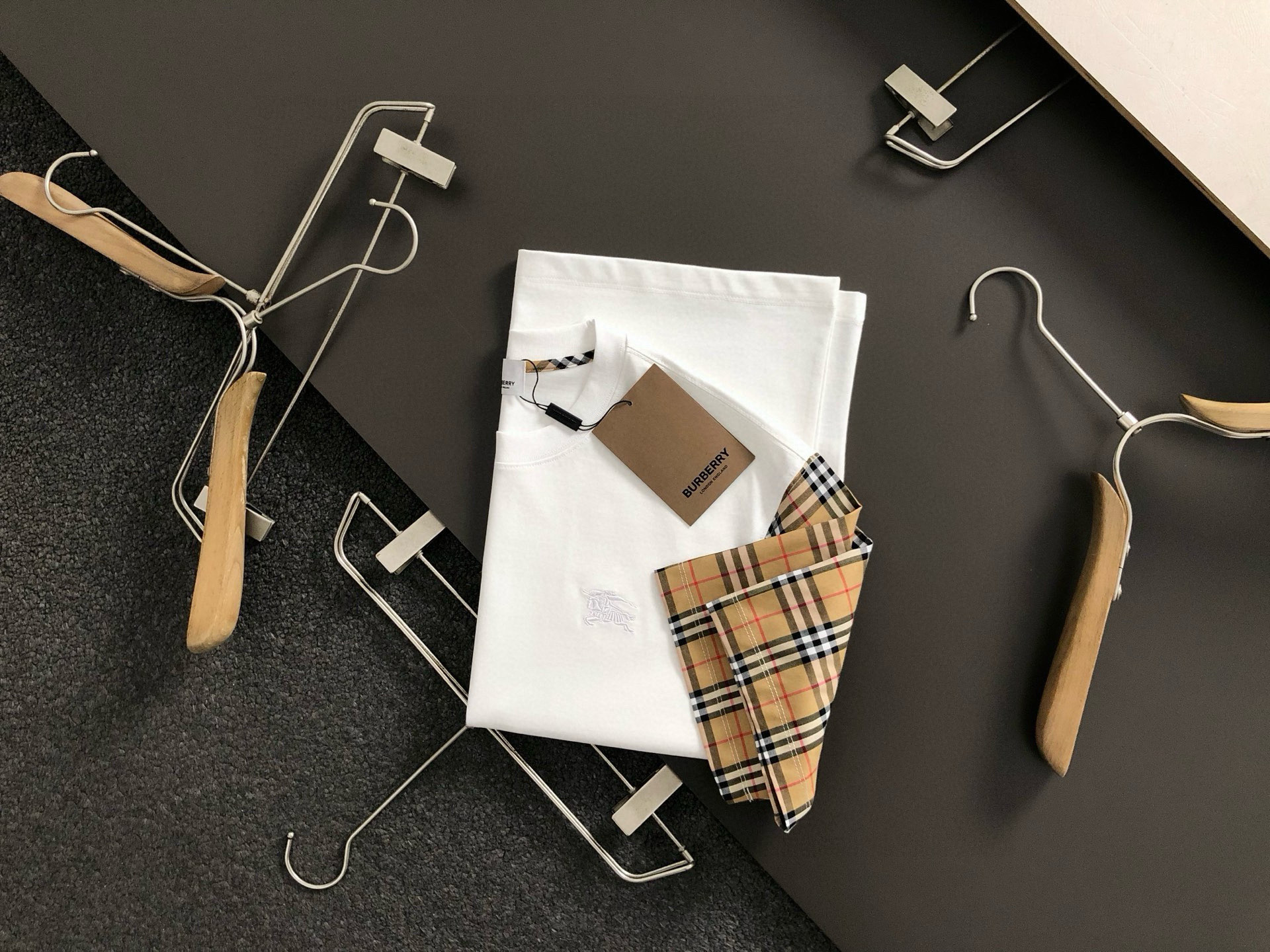 NO:444835,BBR* fitting M-XXXL 25 spring and summer top black plaid embroidery fusion knight embroidery exquisite craftsmanship counter fabric heavy short sleeves, top elements fusion create, classic short sleeves 3 standards, trendy men's fashion, whether it is the comfort of the upper body or the incomparable existence, it can be said to be a must-have for summer -135(M) 175-(L) 178-160(XL) 180-180(XXXL),,T-shirt,alexander wang19860909BBR*合身版型M-XXXL 25春夏顶级黑色格纹绣融合骑士刺绣精致工艺专柜面料重磅短袖,顶级元素融合打造,经典短袖3标齐全,潮男时尚,无论是上身舒适度还是都是无可比拟的存在,可以说是夏日必备 -135(M) 175-(L) 178-160(XL)180-(XXL) 180-180(XXXL),,T-shirt,alexander wang,Men's clothing