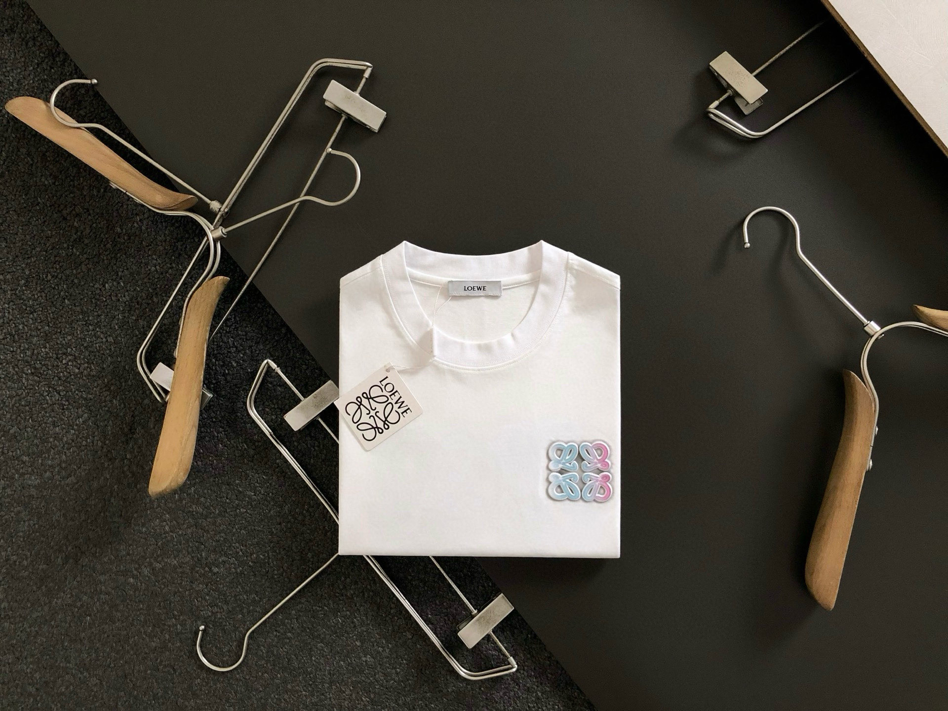 NO:448266,LOW* loose fit L-XXXL 25 spring and summer top color three-dimensional embroidery fusion direct injection technology top heavy trendy short sleeves, exquisite craftsmanship counter fabric, top element fusion creation, classic short sleeve 3 specifications complete, trendy men's fashion, whether it is the comfort of the upper body or the incomparable existence, it can be said to be a must-have in summer 175-145(L) 178-160(XL) 180-170(XXL) 180-180(XXXL),,T-shirt,alexander wang19860909LOW*宽松版型L-XXXL 25春夏顶级彩色立体刺绣融合直喷工艺顶级重磅潮流短袖,精致工艺专柜面料,顶级元素融合打造,经典短袖3标齐全,潮男时尚,无论是上身舒适度还是都是无可比拟的存在,可以说是夏日必备 175-145(L) 178-160(XL)180-170(XXL) 180-180(XXXL),,T-shirt,alexander wang,Men's clothing