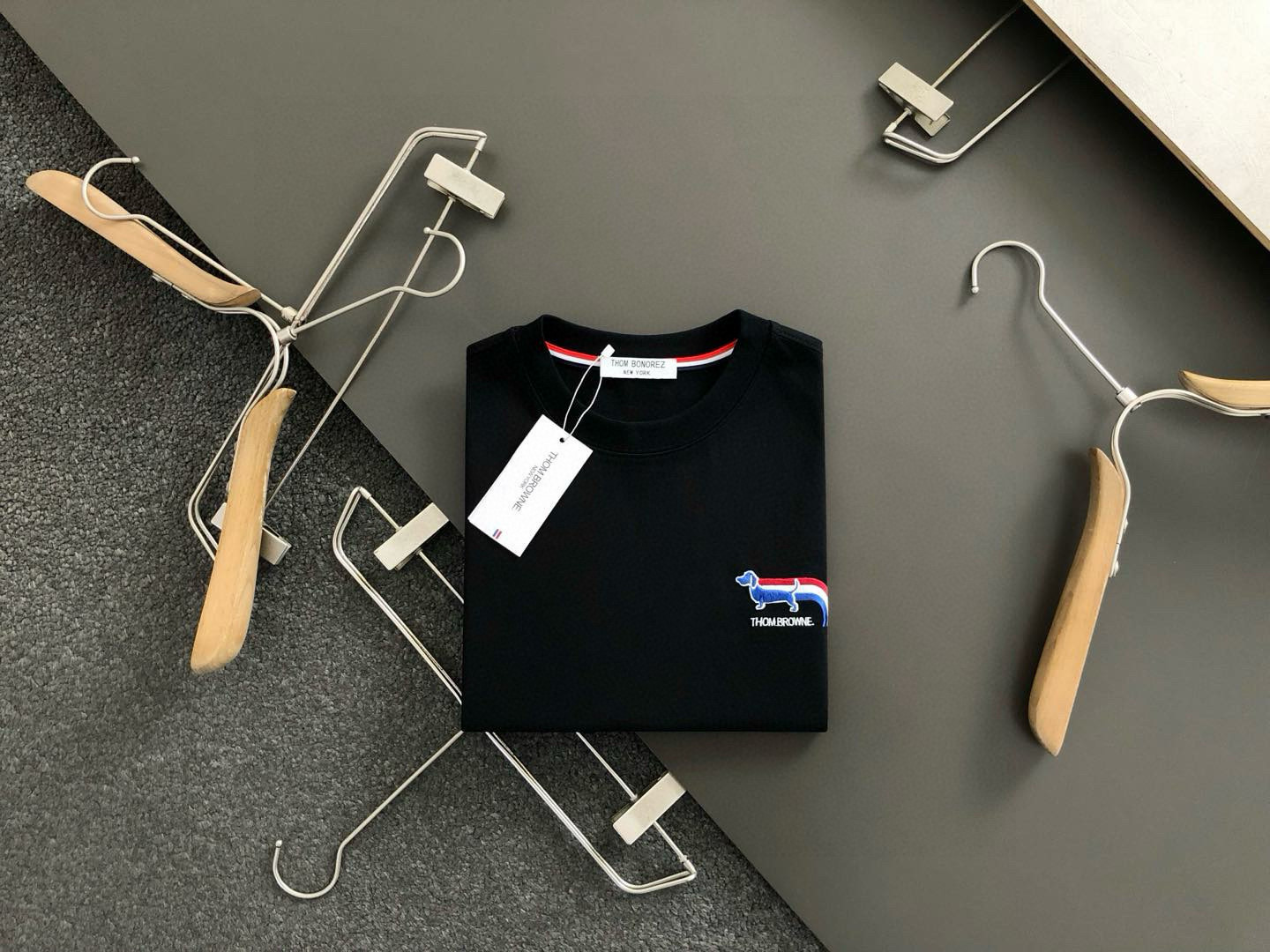 NO:448284,Tb**Fitting M-XXXL 25 Spring and Summer Top White Classic Embroidered Cartoon Letter Fusion Back Label Logo Classic Short Sleeve, Exquisite craftsmanship counter fabric, Top Elements Fusion, Classic Short Sleeve 3 Markers, Fashionable Men, Whether it is the comfort of the upper body or the incomparable existence, it can be said to be a must-have for summer 170-135(M) 175-150(L) 178-160(XL) 180-170(XXL) 180-180(XXXL),,T-shirt,alexander wang19860909Tb**合身版型M-XXXL 25春夏顶级白色经典款刺绣卡通字母融合后幅贴标logo经典短袖,精致工艺专柜面料,顶级元素融合打造,经典短袖3标齐全,潮男时尚,无论是上身舒适度还是都是无可比拟的存在,可以说是夏日必备 170-135(M) 175-150(L) 178-160(XL)180-170(XXL) 180-180(XXXL),,T-shirt,alexander wang,Men's clothing