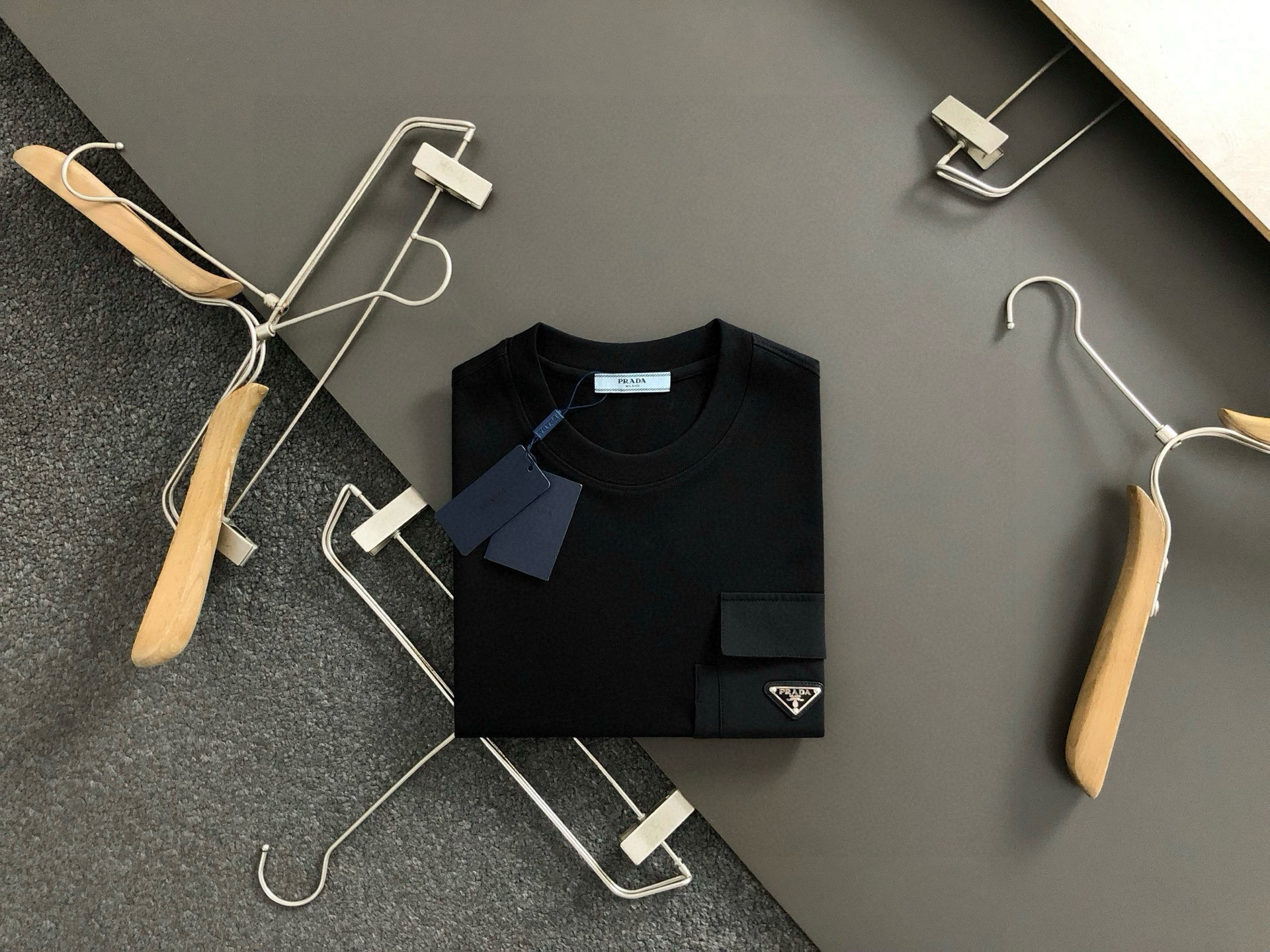 NO:448289,PRAD* micro-width version M-XXXL 25 spring and summer top black splicing fabric metal triangle label pockets fusion heavy classic short sleeves, exquisite craftsmanship counter fabrics, top-level elements fusion creation, classic short sleeves 3 standards complete, trendy men's fashion, whether it is the comfort of the upper body or it is incomparable, it can be said to be a must-have for summer 170-135(M) 175-(L) 178-160(XL) 180-170(XXL) 180-180(XXXL),,prada,T-shirt,alexander wang19860909PRAD*微宽版型M-XXXL 25春夏顶级黑色拼接面料款金属三角标口袋融合重磅经典短袖,精致工艺专柜面料,顶级元素融合打造,经典短袖3标齐全,潮男时尚,无论是上身舒适度还是都是无可比拟的存在,可以说是夏日必备 170-135(M) 175-(L) 178-160(XL)180-170(XXL) 180-180(XXXL),,prada,T-shirt,alexander wang,Men's clothing