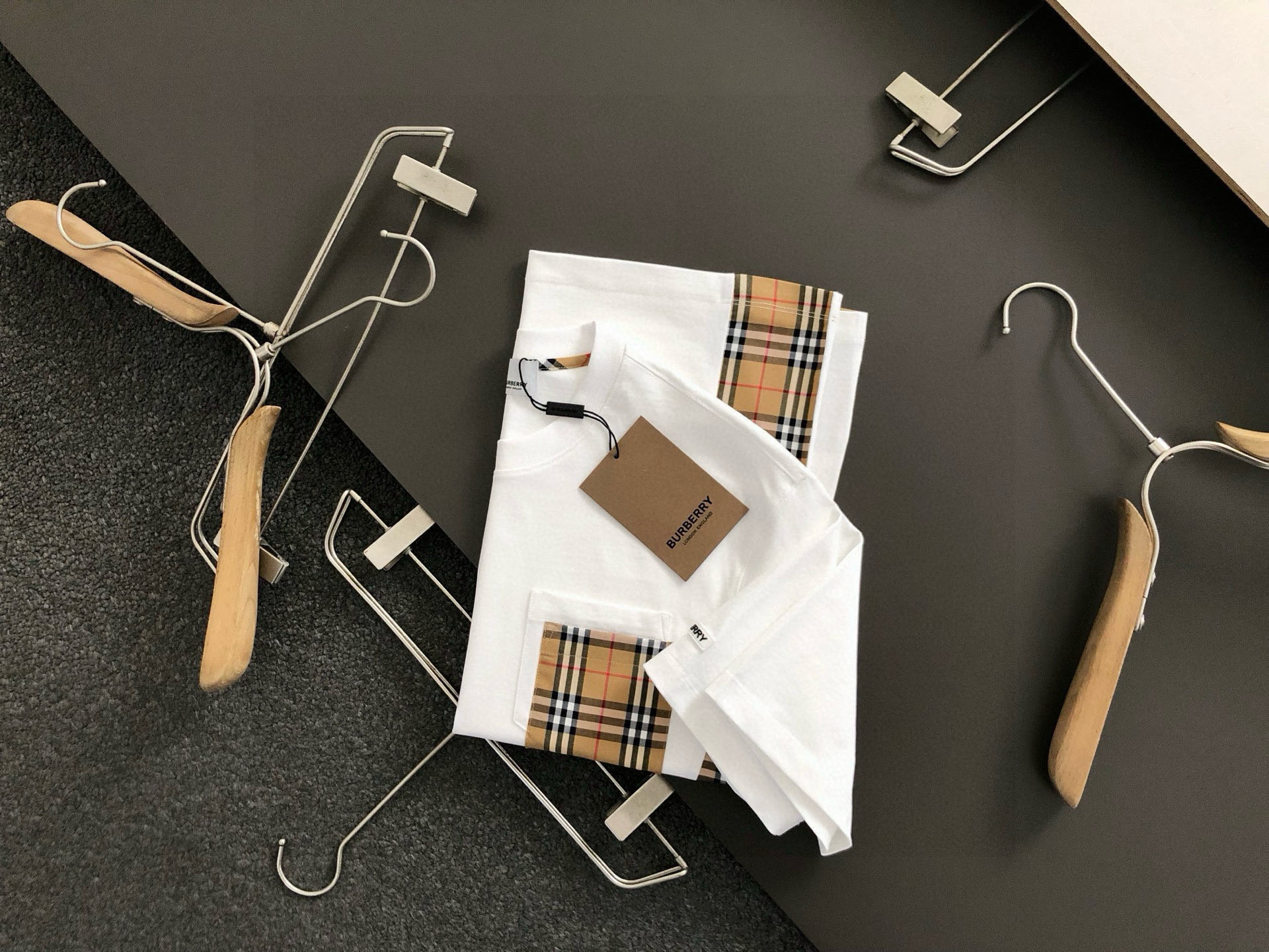 NO:448294,BBR* fitting M-XXXL 25 spring and summer top black plaid splicing double-layer pocket letter labeling heavy classic short sleeves, exquisite craftsmanship counter fabric, top-level elements fusion, classic short sleeves 3 logos, trendy men's fashion, whether it is the comfort of the upper body or the incomparable existence, it can be said to be a must-have for summer 170-135(M) 175-150(L) 178-160(XL) 180-170(XXL) 180-180(XXXL), T-shirt,alexander wang19860909BBR*合身版型M-XXXL 25春夏顶级黑色格纹拼接双层口袋字母贴标重磅经典短袖,精致工艺专柜面料,顶级元素融合打造,经典短袖3标齐全,潮男时尚,无论是上身舒适度还是都是无可比拟的存在,可以说是夏日必备 170-135(M) 175-150(L) 178-160(XL)180-170(XXL) 180-180(XXXL),,T-shirt,alexander wang,Men's clothing