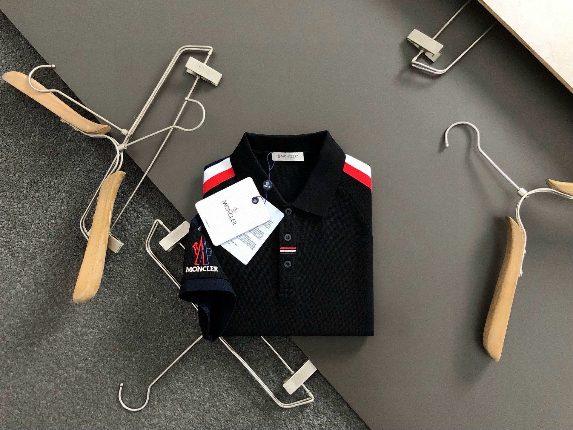 NO:448300,Mon* fitting style M-XXXL Spring and summer heavy industry webbing spliced ​​letter embroidered zipper neck lapel knit polo. Exquisite craftsmanship counter fabric, top-level elements fusion, classic short-sleeved 3-standard, trendy men's fashion, both in comfort and incomparable 170-130(M) 175-145(L) 178-155(XL) 180-165(XXL) 180-180(XXXL) your,,T-shirt,alexander wang19860909mon*合身版型M-XXXL 春夏重工织带拼接字母刺绣拉链领口翻领针织polo.精致工艺专柜面料,顶级元素融合打造,经典短袖3标齐全,潮男时尚,无论是上身舒适度还是都是无可比拟的存在 170-130(M) 175-145(L) 178-155(XL)180-165(XXL) 180-180(XXXL) your,,T-shirt,alexander wang,Men's clothing