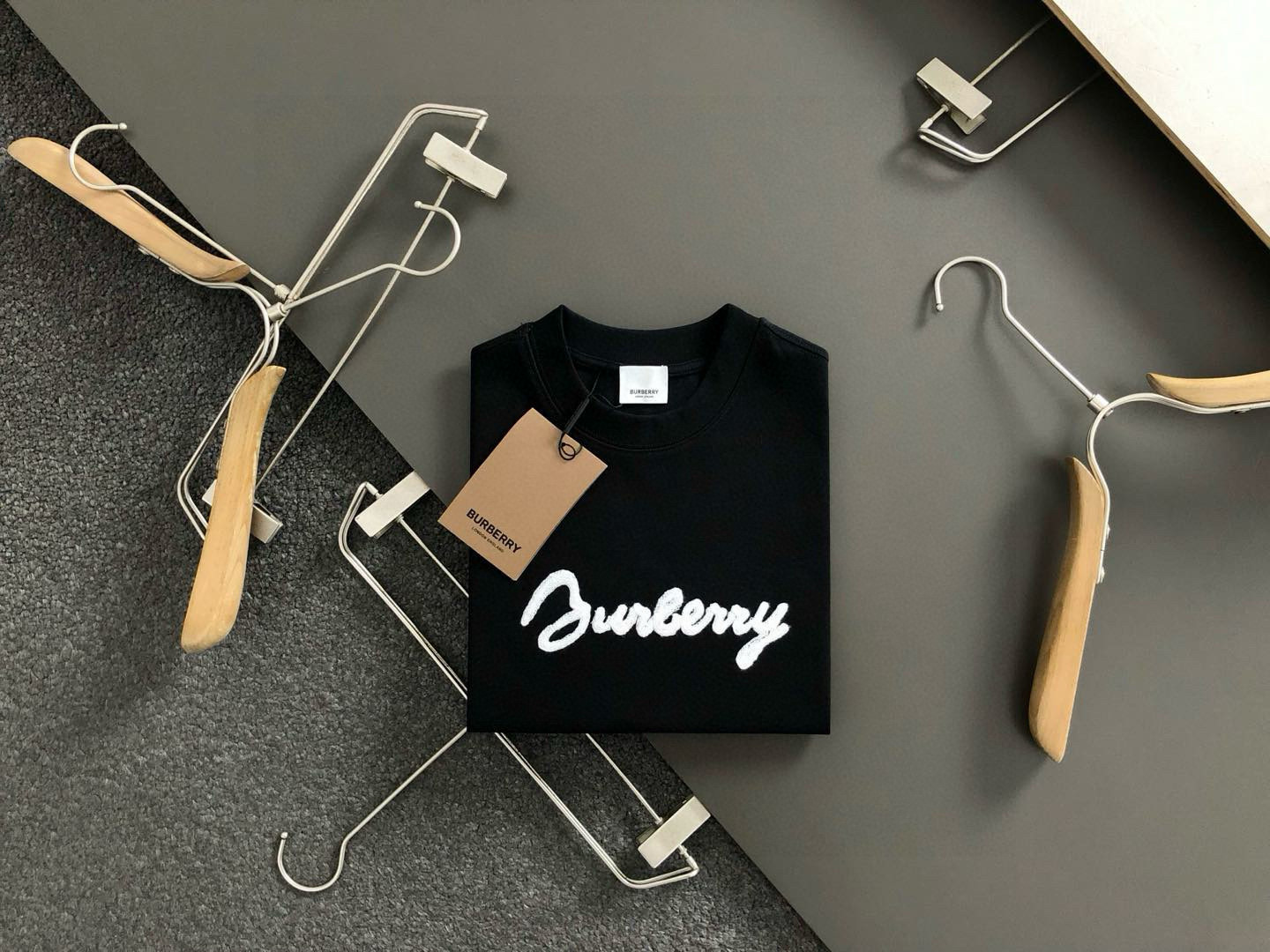 NO:448310,Tb**Fitted M-XXXL 25 spring and summer top black letter thread embroidered back Knight's flower-tree treatment classic short sleeves, exquisite craftsmanship counter fabric, top-level elements fusion, classic short sleeve 3 specifications, trendy men's fashion, whether it is the comfort of the upper body or the incomparable existence, it can be said to be a must-have for summer 170-135(M) 175-150(L) 178-160(XL) 180-170(XXL) 180-180(XXXL),,T-shirt,alexander wang19860909Tb**合身版型M-XXXL 25春夏顶级黑色字母线绣后幅骑士烧花处理经典短袖,精致工艺专柜面料,顶级元素融合打造,经典短袖3标齐全,潮男时尚,无论是上身舒适度还是都是无可比拟的存在,可以说是夏日必备 170-135(M) 175-150(L) 178-160(XL)180-170(XXL) 180-180(XXXL),,T-shirt,alexander wang,Men's clothing