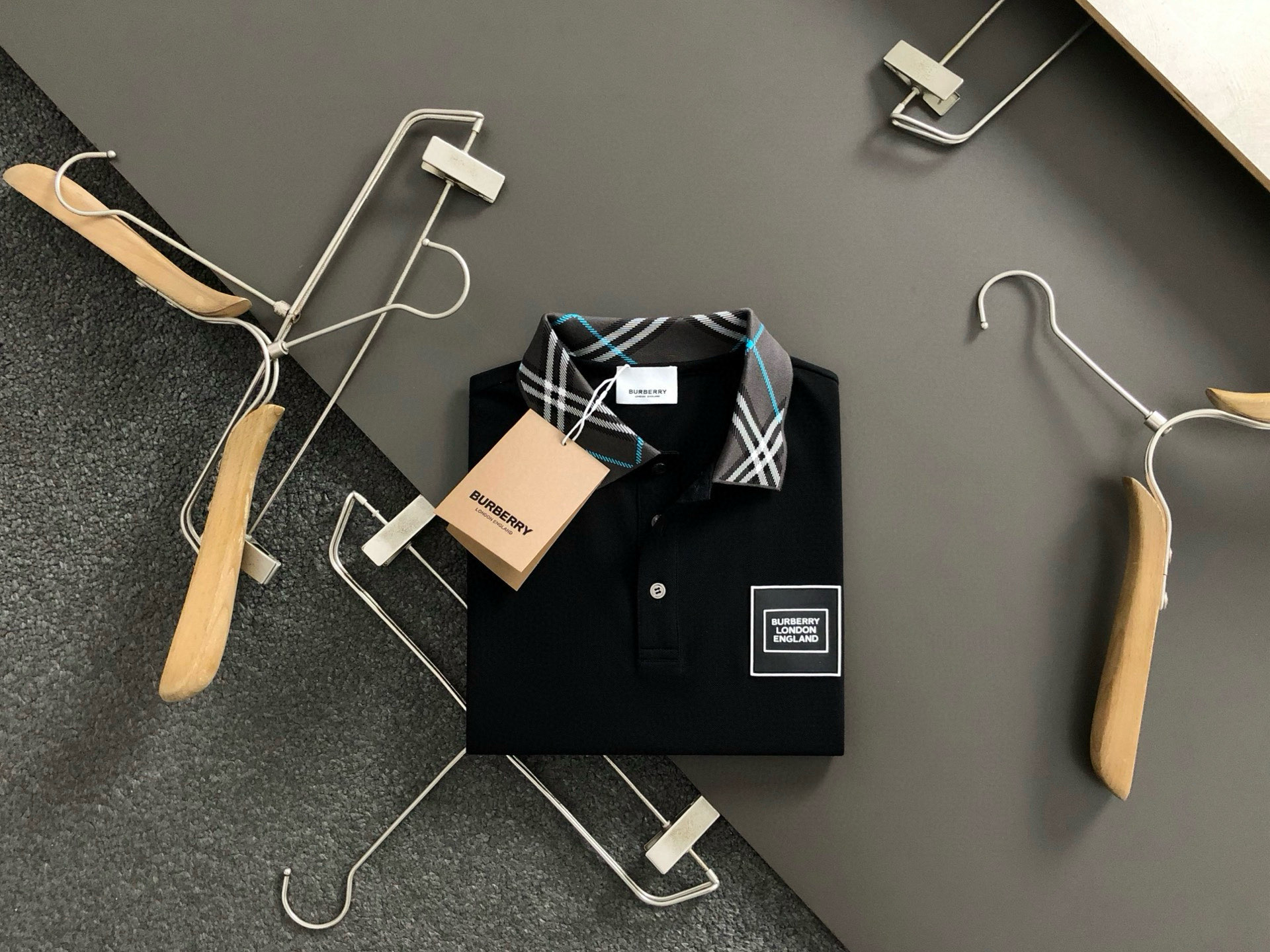 NO:448315,BBR* fit style The latest and most top version of plaid neckline leather brand fusion polo short sleeves, the top quality counter original single short sleeves, the top production process imported fabric, the unique design of the counter model, using imported high-end custom imported silk thread with first-class feel!  Official website for sale!  Code number M-xxxl, T-shirt, alexander wang19860909BBR*合身版型 最新最顶级版本格纹领口皮牌融合polo短袖,最顶级的品质专柜原单短袖,顶级制作工艺进口面料,专柜款独特设计,采用进口高端订制进口丝线手感一流！官网在售！码数M-xxxl,,T-shirt,alexander wang,Men's clothing