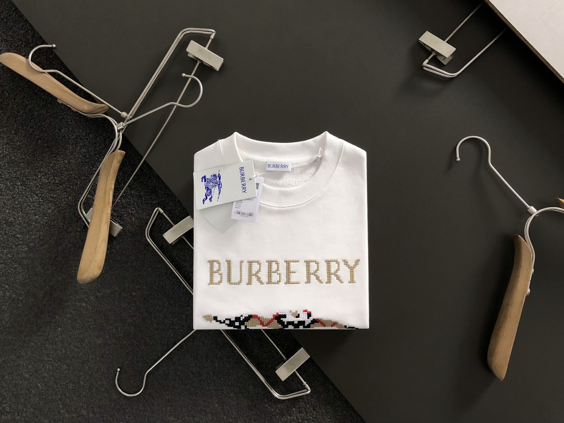 NO:491258,BBR* fit style S-Xl 25 autumn and winter knight knit embroidered trendy brand sweatshirts, exquisite craftsmanship counter fabrics, top-level elements fusion, complete 3 standards, trendy men's fashion, whether it is the comfort of the upper body or the incomparable existence, it can be said to be a must-have for summer -135(s)175-150(M) 178-160(L)180-180(XXL),,hoodie,sweatshirts,alexander wang19860909BBR*合身版型S-Xl 25秋冬骑士编织绣潮牌卫衣,精致工艺专柜面料,顶级元素融合打造,3标齐全,潮男时尚,无论是上身舒适度还是都是无可比拟的存在,可以说是夏日必备 -135(s)175-150(M) 178-160(L)180-(XL) 180-180(XXL),,hoodie,sweatshirts,alexander wang,Men's clothing