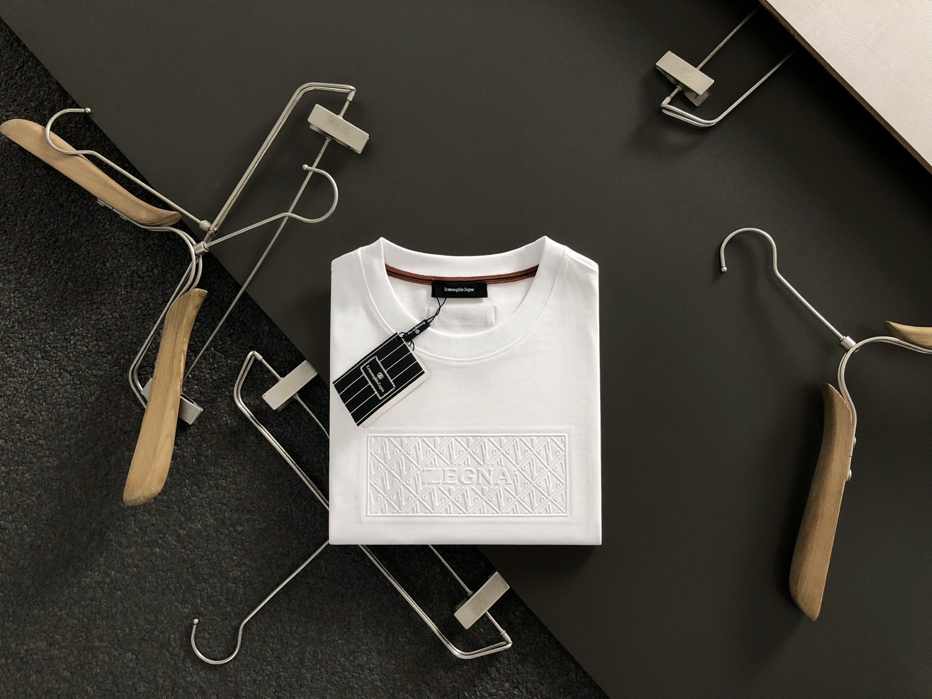 NO:491273,ZG* fit style M-XXXL 25 spring and summer embossed classic short sleeves, exquisite craftsmanship counter fabric, top-level elements fusion, classic short sleeves 3 specifications, trendy men's fashion, whether it is the comfort of the upper body or the incomparable existence, it can be said to be a must-have for summer -135(M) 175-150(L) 178-160(XL) 180-180(XXXL),,T-shirt,alexander wang19860909ZG*合身版型M-XXXL 25春夏压花经典短袖,精致工艺专柜面料,顶级元素融合打造,经典短袖3标齐全,潮男时尚,无论是上身舒适度还是都是无可比拟的存在,可以说是夏日必备 -135(M) 175-150(L) 178-160(XL)180-(XXL) 180-180(XXXL),,T-shirt,alexander wang,Men's clothing