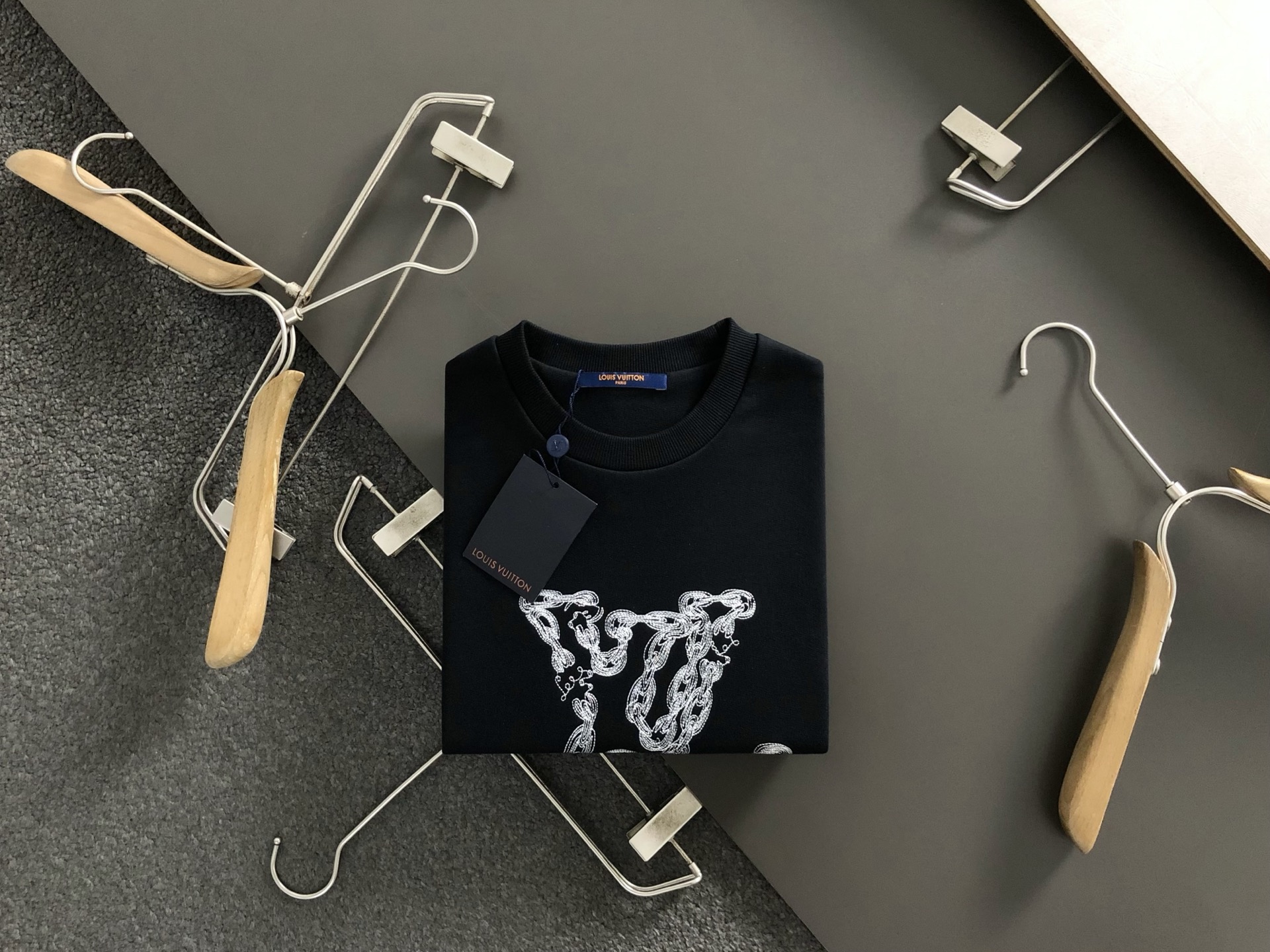 NO:491281,L brand * fit style S-Xl 25 autumn and winter patch embroidered trendy brand sweatshirts, exquisite craftsmanship counter fabric, top-level elements fusion, complete 3 standards, trendy men's fashion, whether it is the comfort of the upper body or the incomparable existence, it can be said to be a must-have for summer -135(s)175-150(M) 178-160(L)180-180(XXL),,hoodie,sweatshirts,alexander wang19860909L牌*合身版型S-Xl 25秋冬贴布刺绣潮牌卫衣,精致工艺专柜面料,顶级元素融合打造,3标齐全,潮男时尚,无论是上身舒适度还是都是无可比拟的存在,可以说是夏日必备 -135(s)175-150(M) 178-160(L)180-(XL) 180-180(XXL),,hoodie,sweatshirts,alexander wang,Men's clothing