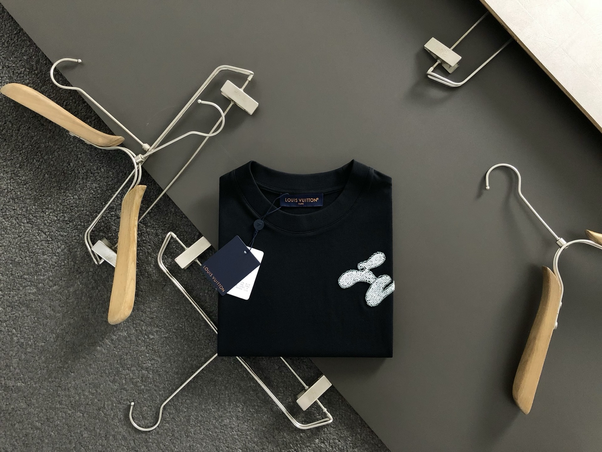 NO:491305,L brand* fitting M-XXXL 25 spring and summer beaded patch embroidered classic short sleeves, exquisite craftsmanship counter fabric, top-level elements fusion, classic short sleeves 3 standards, trendy men's fashion, whether it is the comfort of the upper body or the incomparable existence, it can be said to be a must-have for summer -135(M) 175-150(L) 178-160(XL) 180-180(XXXL),,T-shirt,alexander wang19860909L牌*合身版型M-XXXL 25春夏串珠贴布绣经典短袖,精致工艺专柜面料,顶级元素融合打造,经典短袖3标齐全,潮男时尚,无论是上身舒适度还是都是无可比拟的存在,可以说是夏日必备 -135(M) 175-150(L) 178-160(XL)180-(XXL) 180-180(XXXL),,T-shirt,alexander wang,Men's clothing