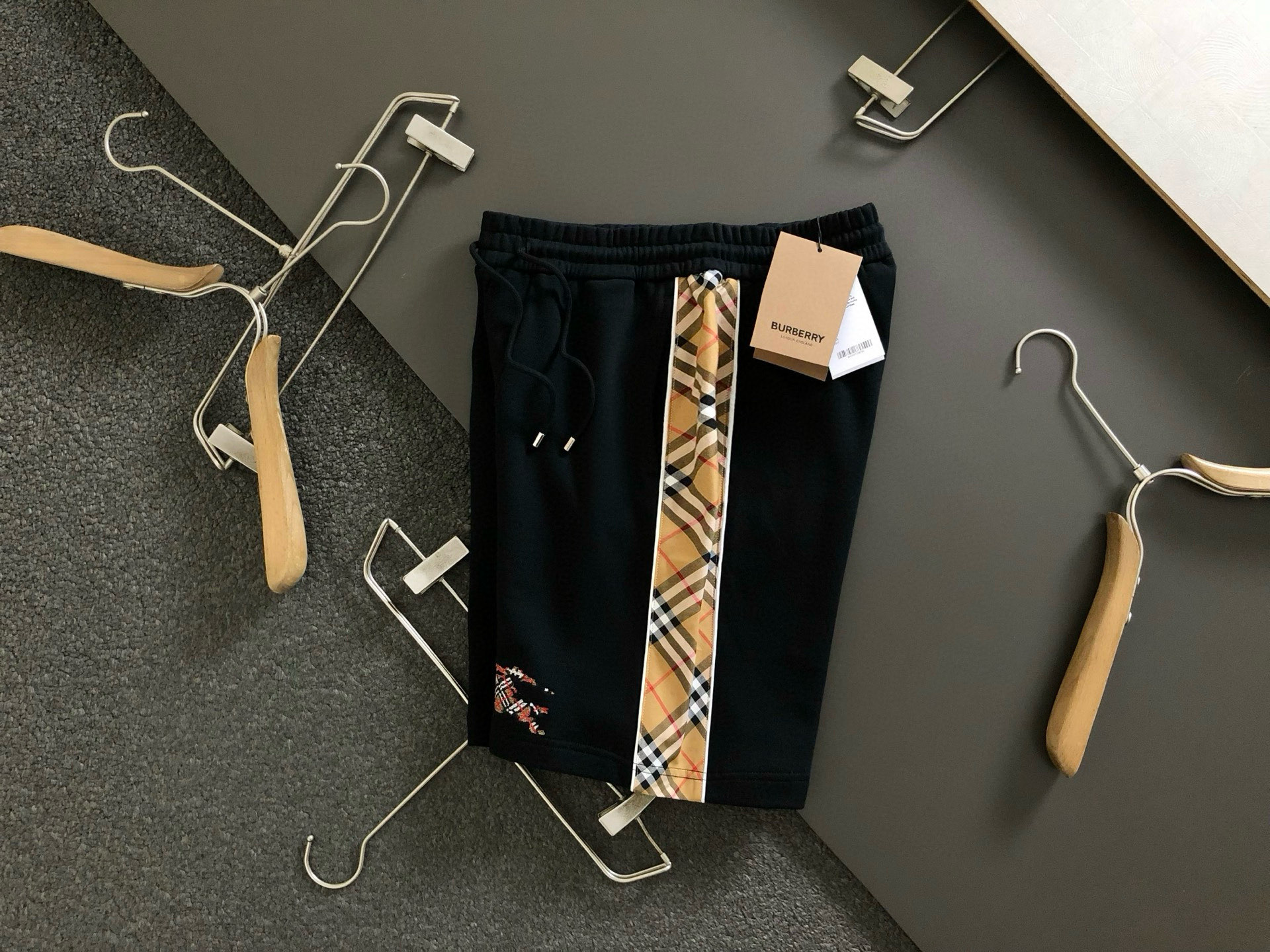 NO:491300,BBR** fit style S-Xl 25 early spring latest classic knight plaid braided embroidered heavy shorts high-end quality counter original style, top-level production craft imported fabric, unique design of the counter model, using imported high-end custom imported silk thread, first-class feel!  Official website for sale!  S-Xl, shorts, alexander wang19860909BBR**合身版型S-Xl 25早春最新经典骑士格纹编织绣重磅短裤高端品质专柜原单款,顶级制作工艺进口面料,专柜款独特设计,采用进口高端订制进口丝线手感一流！官网在售！码数S-Xl,,shorts,alexander wang,Men's clothing