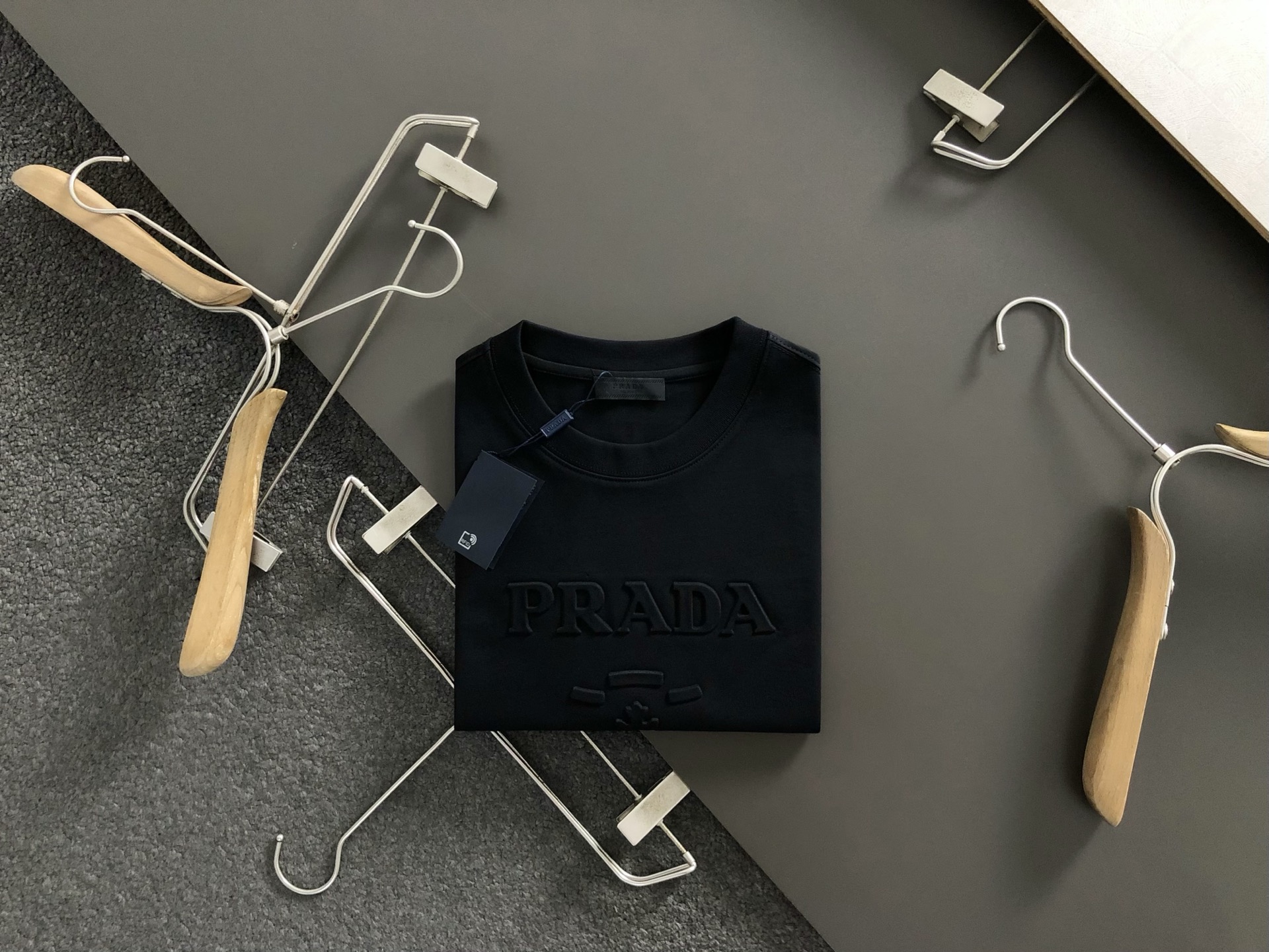 T-shirt Prada Homme Coupe Slim avec Logo en Relief Noir