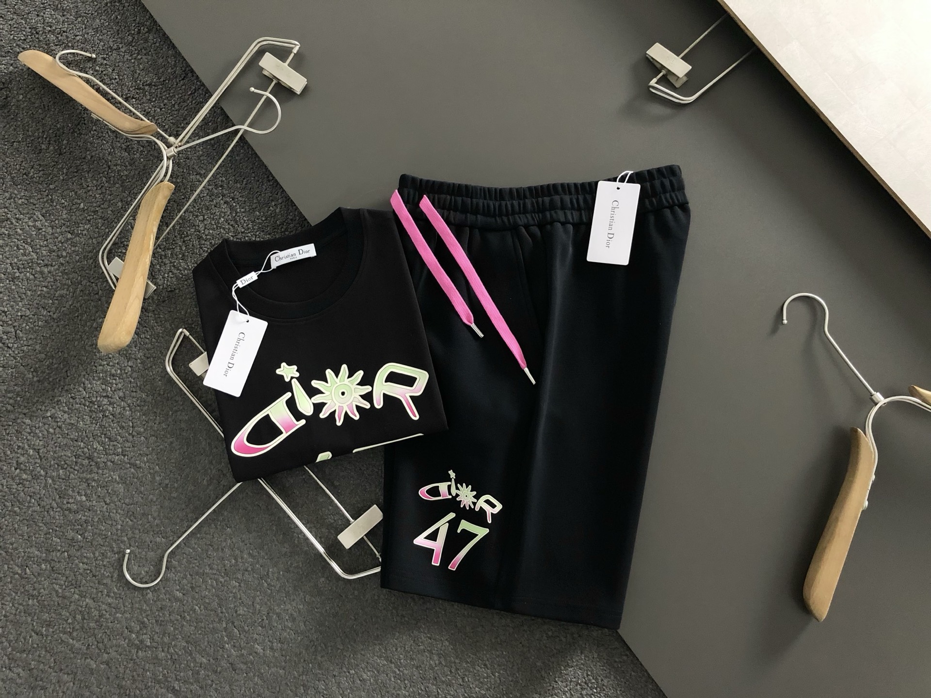 NO:509885,Dir** Set M-XXXL 25 Spring and Summer Top Color Three-dimensional Printed Short Sleeve Set, exquisite craftsmanship counter fabric, top-level elements fusion, classic short-sleeved 3 standards, trendy men's fashion, whether it is the comfort of the upper body or the incomparable existence, it can be said to be a must-have for summer 170-135(M) 175-150(L) 178-160(XL) 180-170(XXL) 180-180(XXXL), T-shirt,alexander wang19860909Dir**套装版型M-XXXL 25春夏顶级彩色立体印花短袖套装,精致工艺专柜面料,顶级元素融合打造,经典短袖3标齐全,潮男时尚,无论是上身舒适度还是都是无可比拟的存在,可以说是夏日必备 170-135(M) 175-150(L) 178-160(XL)180-170(XXL) 180-180(XXXL),,T-shirt,alexander wang,Men's clothing