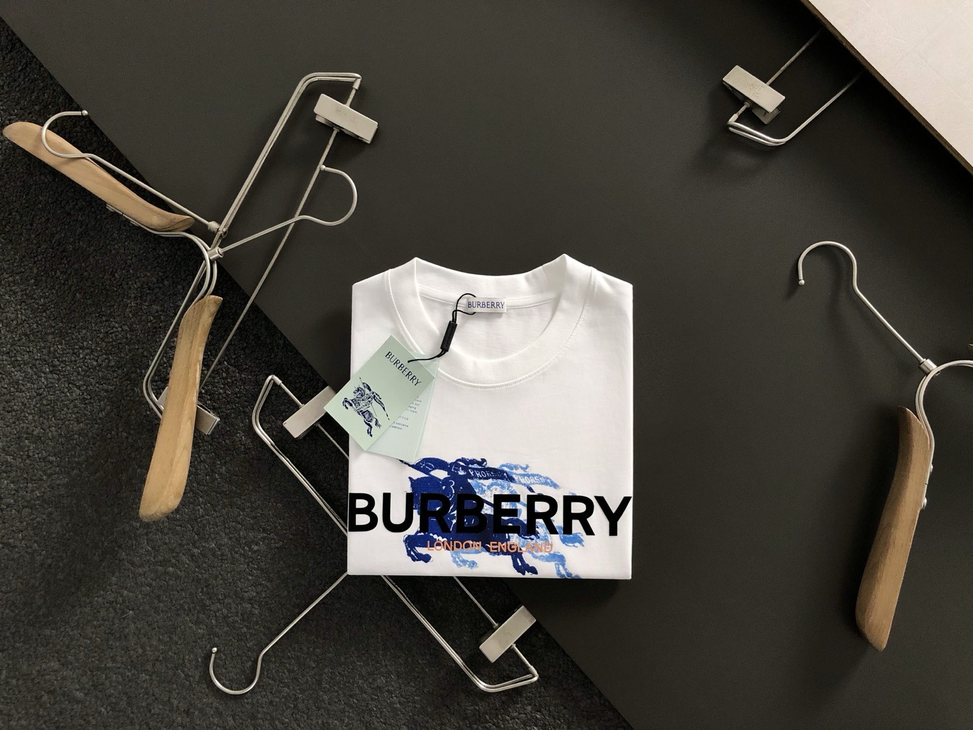 NO:509888,BBR* fit style XS-L The latest and most top knight printed original single short sleeves, the top quality counter original list, the top production process imported fabric, the unique design of the counter model, using imported high-end custom imported silk thread with first-class feel!  Official website for sale 170-130(XS) 175-145(S) 178-160(M.)180-175(L), T-shirt,alexander wang19860909BBR*合身版型XS-L 最新最顶级骑士印花原单短袖,最顶级的品质专柜原单,顶级制作工艺进口面料,专柜款独特设计,采用进口高端订制进口丝线手感一流！官网在售 170-130(XS) 175-145(S) 178-160(M.)180-175(L),,T-shirt,alexander wang,Men's clothing