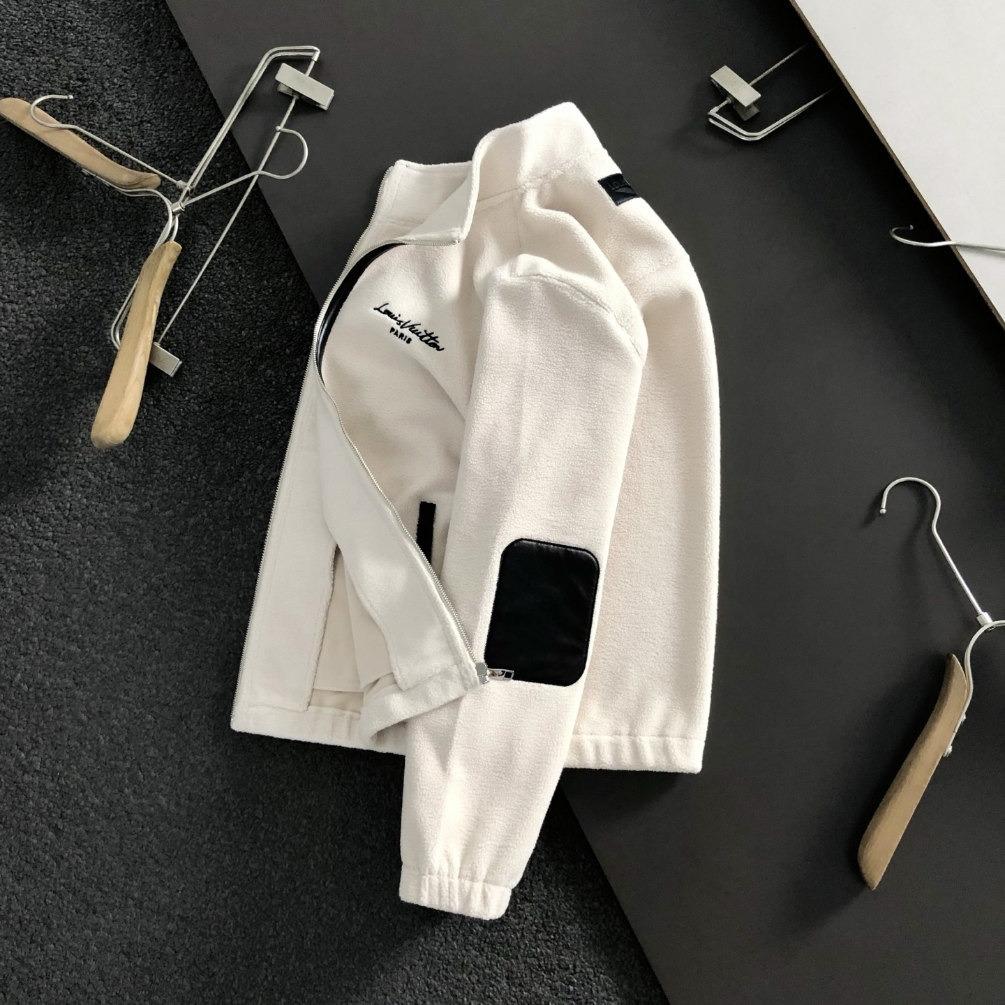 NO:509882,L brand* fit style 25 autumn and winter new zippered leather imitation trendy brand zippered collar jacket, top-grade worsted granule fleece does not pill or shed hair, quality assurance, loose fit three-dimensional tailoring, three-dimensional tailoring that conforms to the aesthetics of human body, minimalist tone is very handsome. Number of codes M-xxxl,,jackets & coats,alexander wang19860909L牌*合身版型 25秋冬新款颗拼接皮精仿潮牌拉链立领外套,顶级精纺颗粒绒不起球不掉毛,品质保证,宽松版型立体剪裁,符合人体机能美学的立体剪裁,极简的调性很帅气.码数 M-xxxl,,jackets & coats,alexander wang,Men's clothing