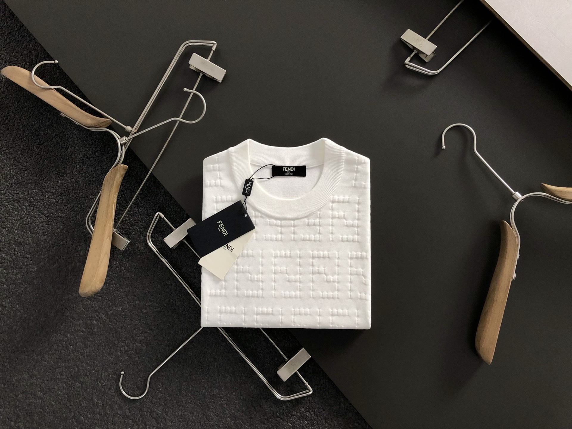 NO:509894,FEND* fitting style M-XXXL 2025 autumn and winter double F fashion versatile wool short sleeves, exquisite craftsmanship counter fabric, top-level elements fusion, classic short sleeves 3 specifications, trendy men's fashion, whether it is the comfort of the upper body or the incomparable existence 170-135(M) 175-150(L) 178-(XL)180-170(XXL) 180-180(XXXL) your,,fendi,T-shirt,alexander wang19860909FEND*合身版型M-XXXL 2025秋冬双F时尚百搭羊毛短袖,精致工艺专柜面料,顶级元素融合打造,经典短袖3标齐全,潮男时尚,无论是上身舒适度还是都是无可比拟的存在 170-135(M) 175-150(L) 178-(XL)180-170(XXL) 180-180(XXXL) your,,fendi,T-shirt,alexander wang,Men's clothing