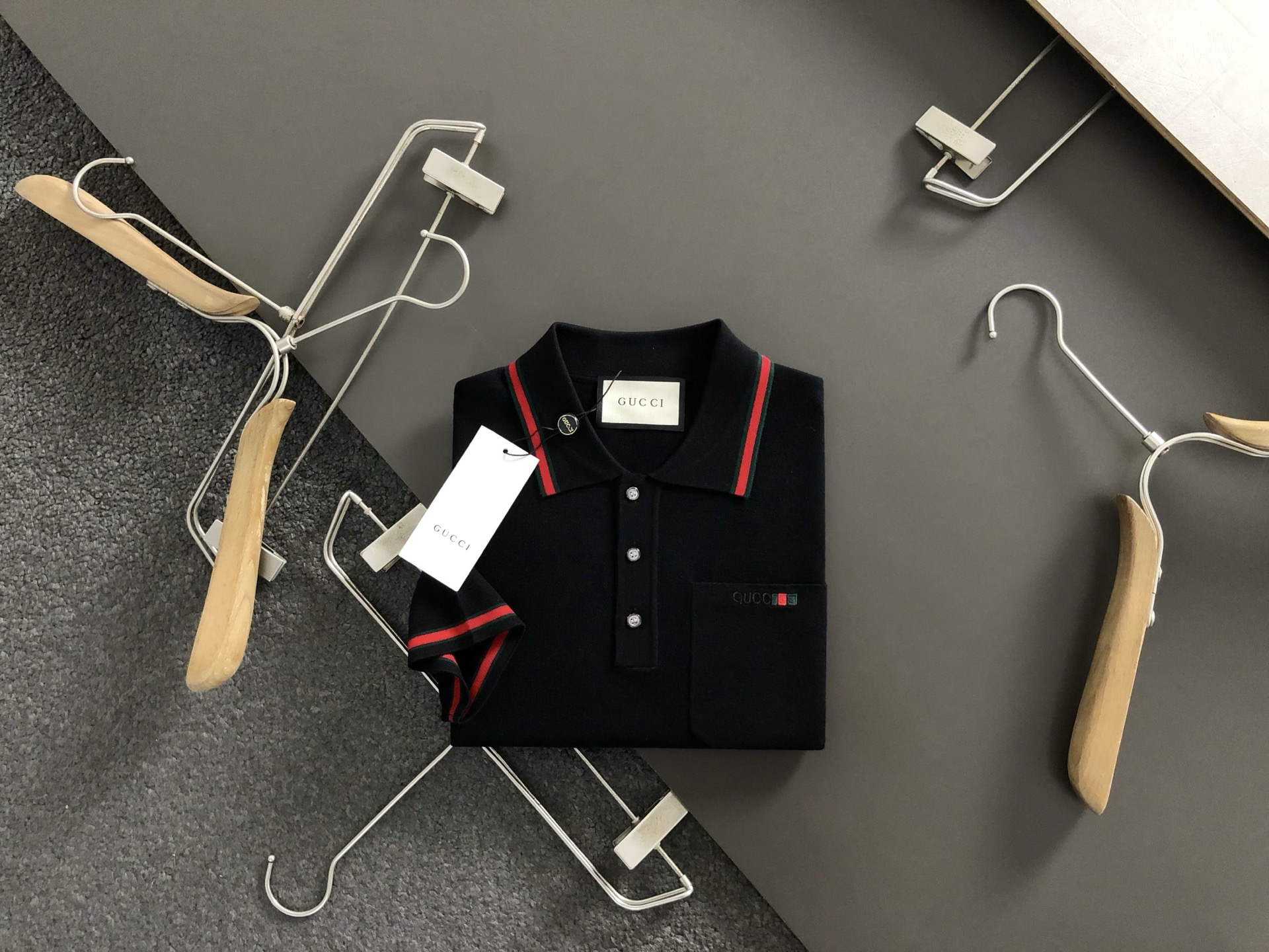 NO:509891,Gucc* fitting style M-XXXL 2025 autumn and winter red and blue jacquard pocket embroidered letter lapel wool short sleeves, exquisite craftsmanship counter fabric, top-level elements fusion, classic short sleeve 3 specifications, trendy men's fashion, whether it is the comfort of the upper body or the incomparable existence 170-135(M) -150(L) 178-160(XL) 180-170(XXL) 180-180(XXXL) your,,gucci,T-shirt,alexander wang19860909Gucc*合身版型M-XXXL 2025秋冬红蓝提花口袋款刺绣字母翻领羊毛短袖,精致工艺专柜面料,顶级元素融合打造,经典短袖3标齐全,潮男时尚,无论是上身舒适度还是都是无可比拟的存在 170-135(M) -150(L) 178-160(XL)180-170(XXL) 180-180(XXXL) your,,gucci,T-shirt,alexander wang,Men's clothing