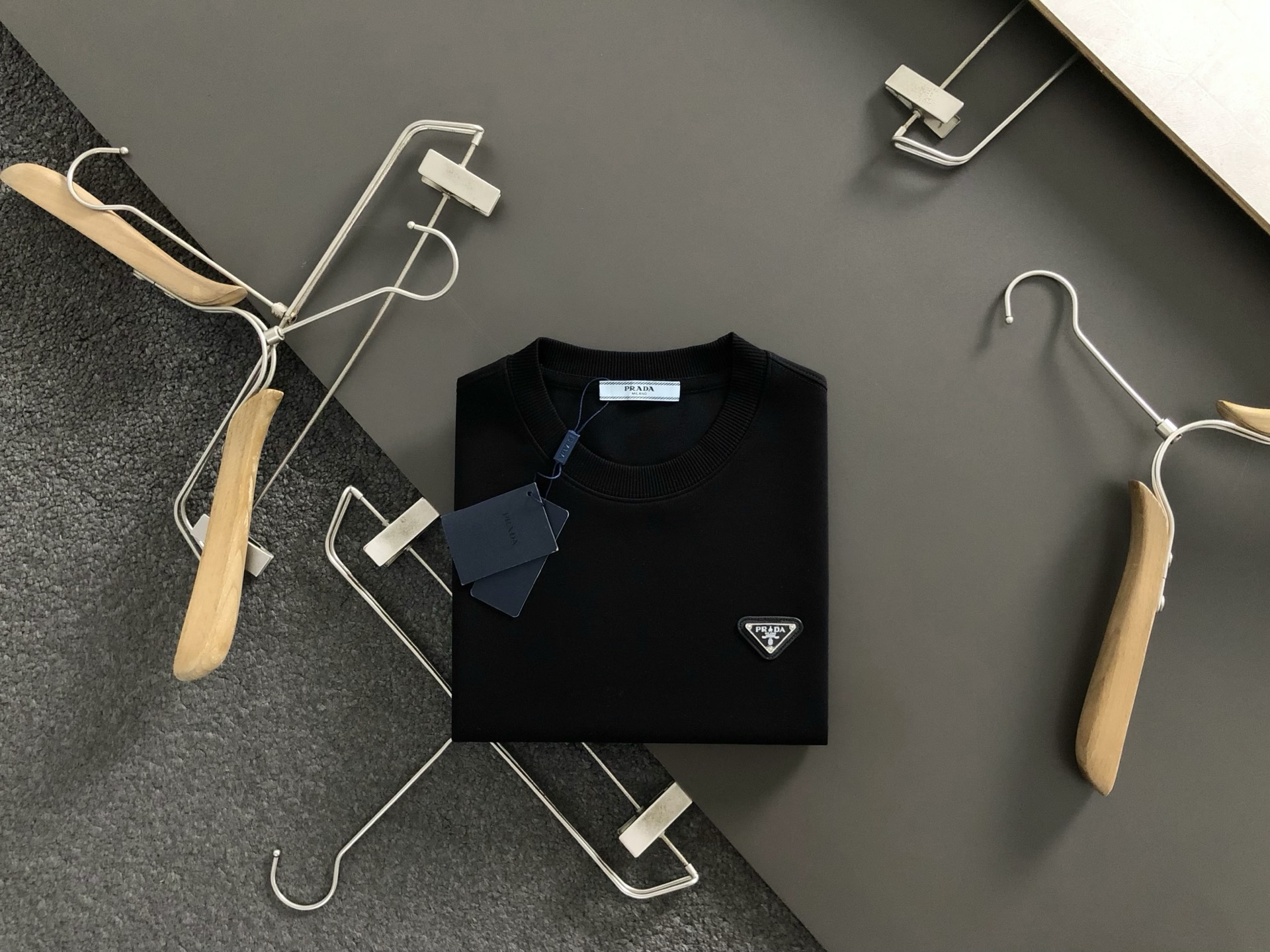 NO:509897,PRAD* fitting style M-XXXL 2025 autumn and winter cloud soft space metal triangle logo fusion pendant logo fashionable versatile round neck sweatshirt long sleeves, exquisite craftsmanship counter fabric, top-level elements fusion creation, classic short sleeve 3 logo complete, trendy men's fashion, whether it is the comfort of the upper body or it is incomparable 170-135(M) 175-150(L) 178-160(XL) 180-170(XXL) 180-180(XXXL) your,,prada,hoodie,sweatshirts,T-shirt,alexander wang19860909PRAD*合身版型M-XXXL 2025秋冬云柔太空金属三角标融合挂坠logo时尚百搭圆领卫衣长袖,精致工艺专柜面料,顶级元素融合打造,经典短袖3标齐全,潮男时尚,无论是上身舒适度还是都是无可比拟的存在 170-135(M) 175-150(L) 178-160(XL)180-170(XXL) 180-180(XXXL) your,,prada,hoodie,sweatshirts,T-shirt,alexander wang,Men's clothing