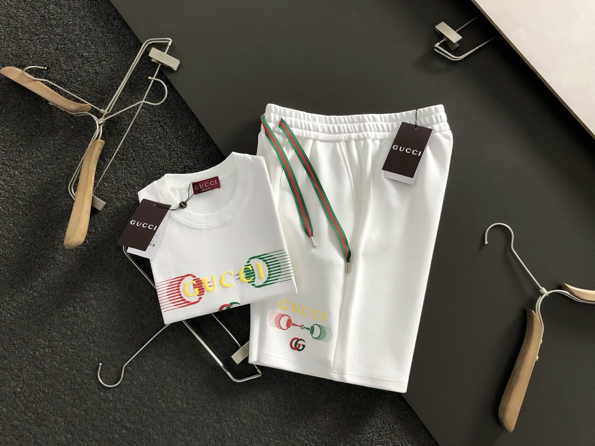 NO:509906,Gucc* set style M-XXXL 25 spring and summer top color three-dimensional printed short-sleeved suit, exquisite craftsmanship counter fabric, top-level elements fusion, classic short-sleeved 3 standards, trendy men's fashion, whether it is the comfort of the upper body or the incomparable existence, it can be said to be a must-have for summer 170-135(M) 175-150(L) 178-160(XL) 180-170(XXL) 180-180(XXXL),,gucci,T-shirt,alexander wang19860909Gucc*套装版型M-XXXL 25春夏顶级彩色立体印花短袖套装,精致工艺专柜面料,顶级元素融合打造,经典短袖3标齐全,潮男时尚,无论是上身舒适度还是都是无可比拟的存在,可以说是夏日必备 170-135(M) 175-150(L) 178-160(XL)180-170(XXL) 180-180(XXXL),,gucci,T-shirt,alexander wang,Men's clothing