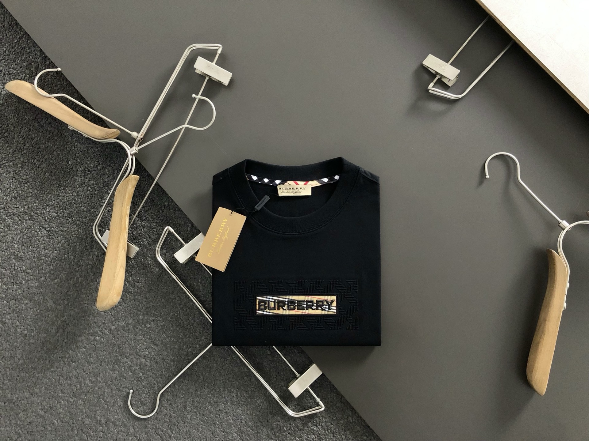 NO:509909,BBR* fit style S-XXl 25 spring and summer plaid letters label short sleeves, exquisite craftsmanship counter fabric, top-level elements fusion, full of 3 standards, fashionable men's fashion, whether it is the comfort of the upper body or the incomparable existence, it can be said to be a must-have for summer 170-135(s)175-150(M) 178-160(L)180-170(XL) 180-180(XXL),,T-shirt,alexander wang19860909BBR*合身版型S-XXl 25春夏格纹字母帖标炒牌短袖,精致工艺专柜面料,顶级元素融合打造,3标齐全,潮男时尚,无论是上身舒适度还是都是无可比拟的存在,可以说是夏日必备 170-135(s)175-150(M) 178-160(L)180-170(XL) 180-180(XXL),,T-shirt,alexander wang,Men's clothing