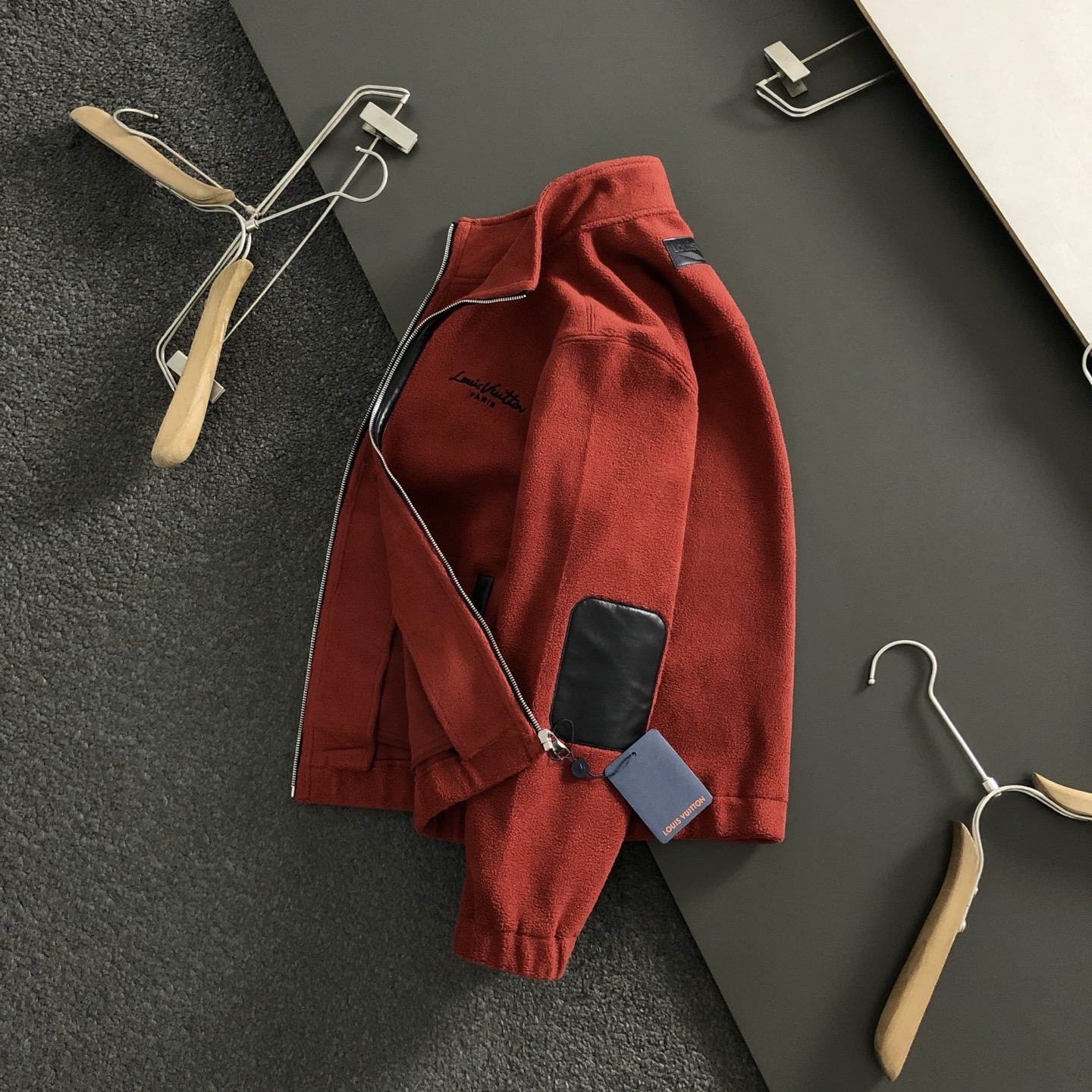 NO:509886,L brand* fit style M-xxxl 25 autumn and winter new style spliced ​​leather imitation trendy brand zippered collar jacket, top-grade worsted granule fleece does not pill or shed hair, quality assurance, loose 3D cut, three-dimensional tailoring that conforms to the aesthetics of human body, minimalist tone is very handsome. Number of codes M-xxxl,,jackets & coats,alexander wang19860909L牌*合身版型M-xxxl 25秋冬新款颗拼接皮精仿潮牌拉链立领外套,顶级精纺颗粒绒不起球不掉毛,品质保证,宽松版型立体剪裁,符合人体机能美学的立体剪裁,极简的调性很帅气.码数 M-xxxl,,jackets & coats,alexander wang,Men's clothing