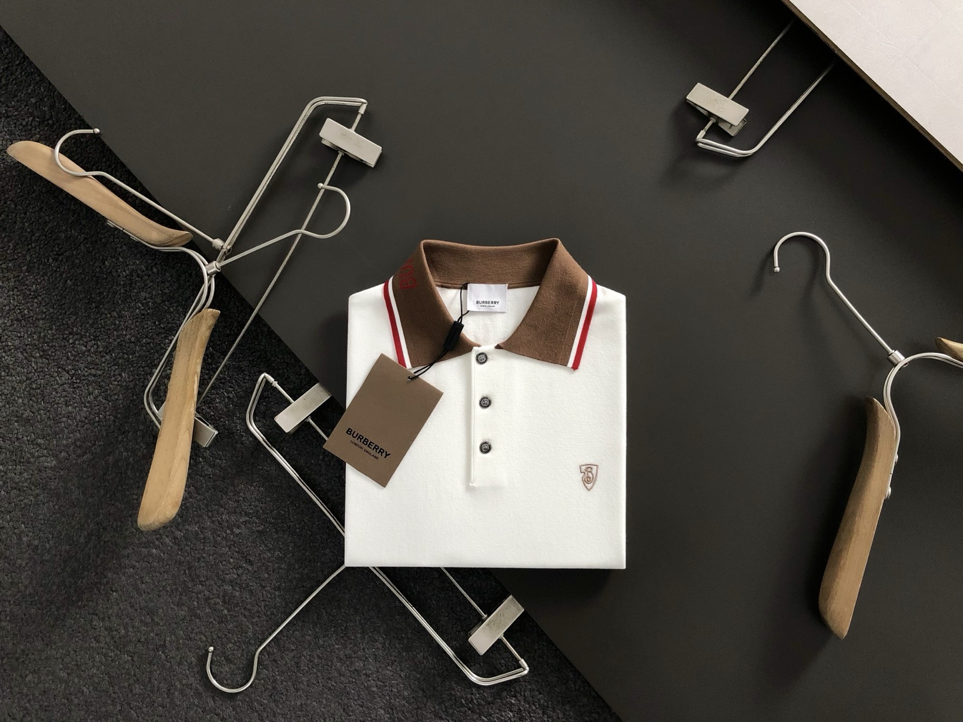 NO:509889,BBR* fitting style M-XXXL 2025 autumn and winter white coffee color-blocking neckline letter jacquard embroidered wool short sleeves, exquisite craftsmanship counter fabric, top-level elements fusion, classic short sleeves 3 logos, trendy men's fashion, whether it is the comfort of the upper body or the incomparable existence 170-135(M) -150(L) 178-160(XL) 180-170(XXL) 180-180(XXXL),,T-shirt,alexander wang19860909BBR*合身版型M-XXXL 2025秋冬白咖拼色领口字母提花绣标羊毛短袖,精致工艺专柜面料,顶级元素融合打造,经典短袖3标齐全,潮男时尚,无论是上身舒适度还是都是无可比拟的存在 170-135(M) -150(L) 178-160(XL)180-170(XXL) 180-180(XXXL),,T-shirt,alexander wang,Men's clothing