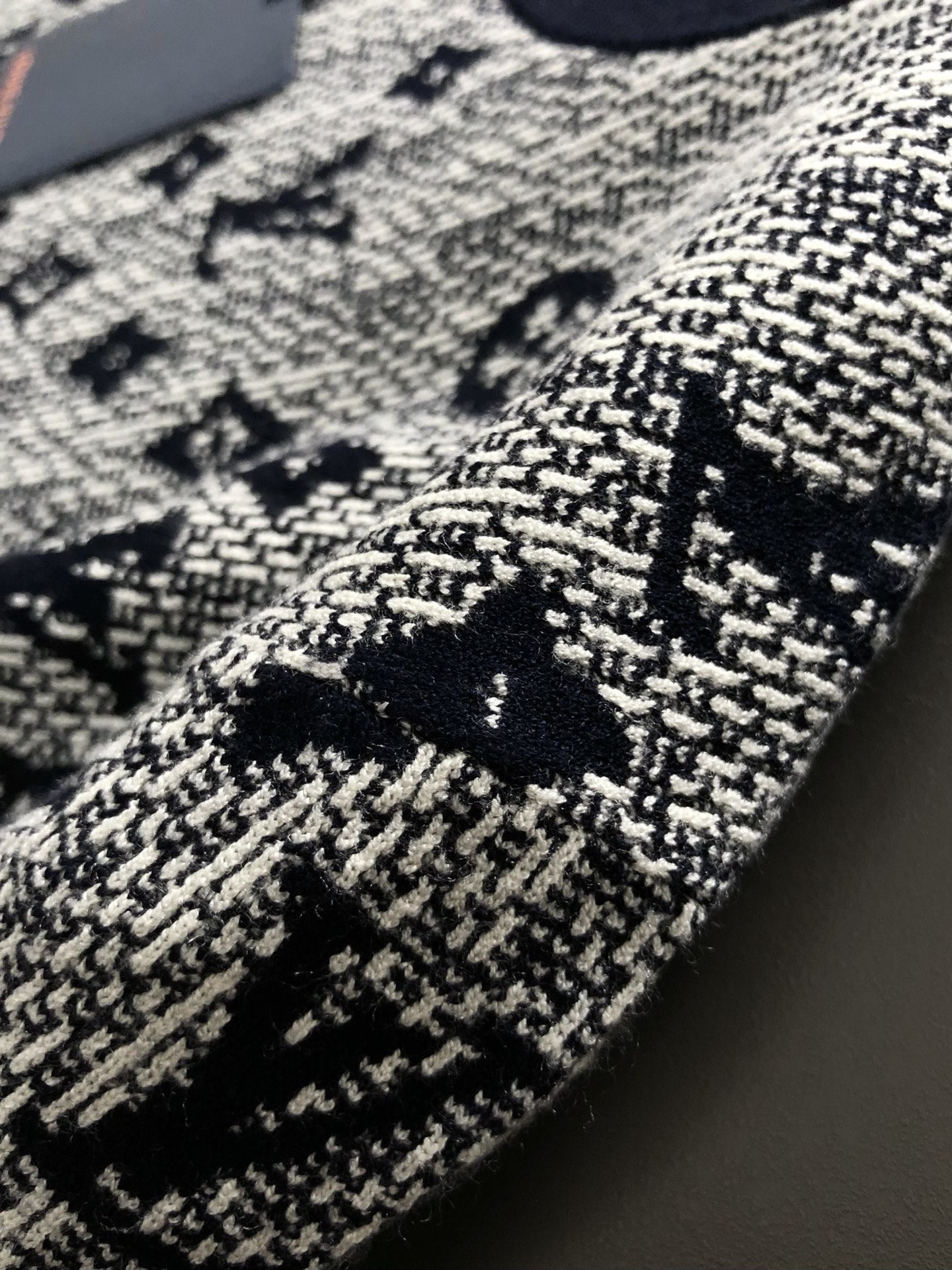  L牌**合身版型M-XXXL
2025秋冬老花提花羊毛短袖，精致工艺专柜面料，顶级元素融合打造，经典短