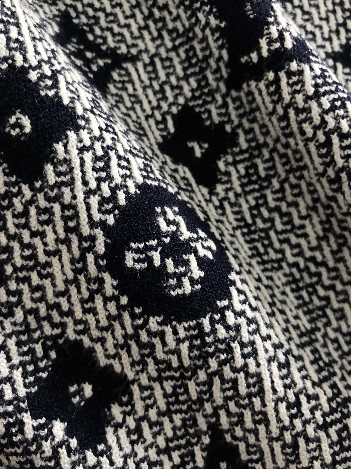  L牌**合身版型M-XXXL
2025秋冬老花提花羊毛短袖，精致工艺专柜面料，顶级元素融合打造，经典短