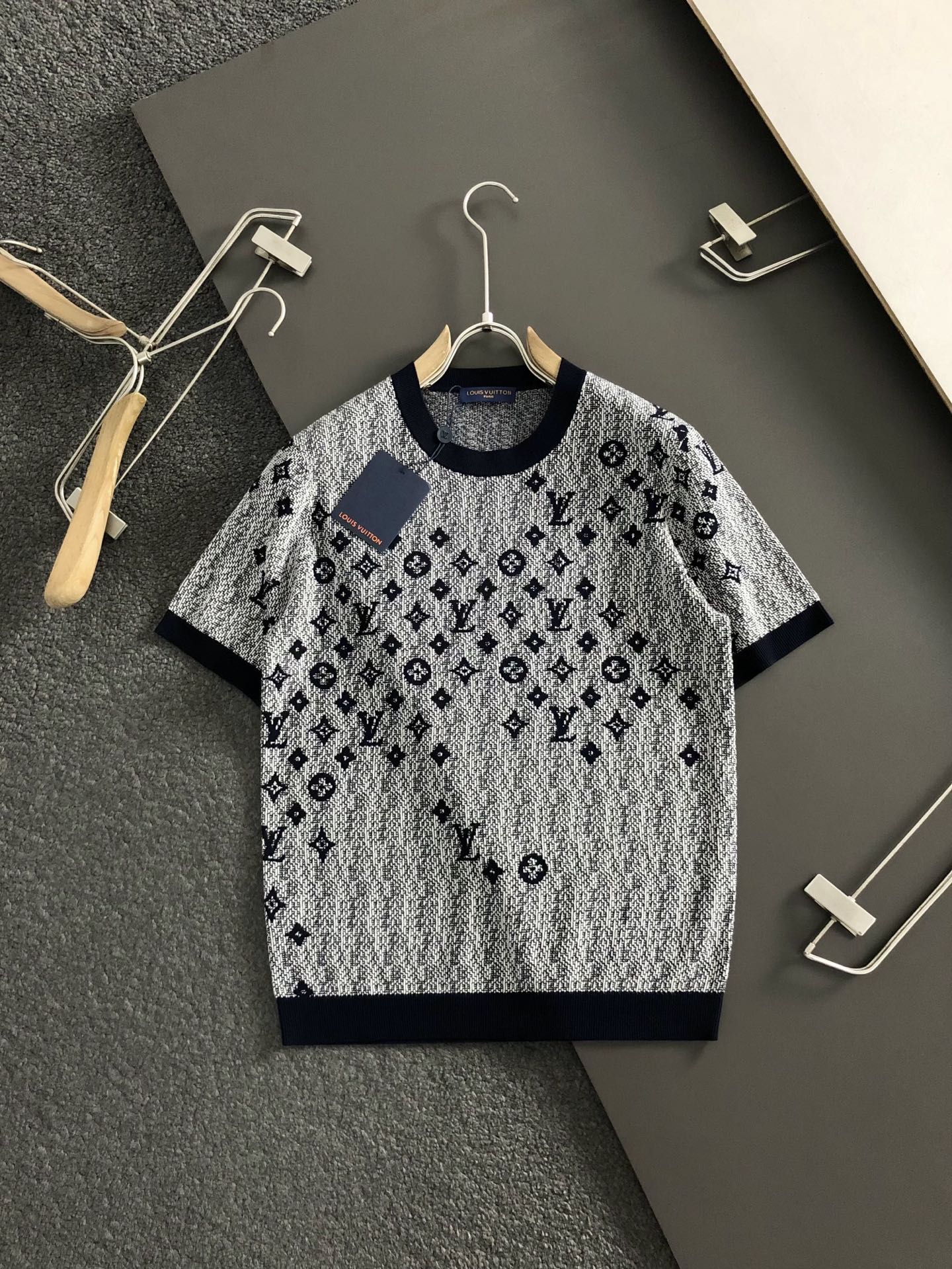  L牌**合身版型M-XXXL
2025秋冬老花提花羊毛短袖，精致工艺专柜面料，顶级元素融合打造，经典短