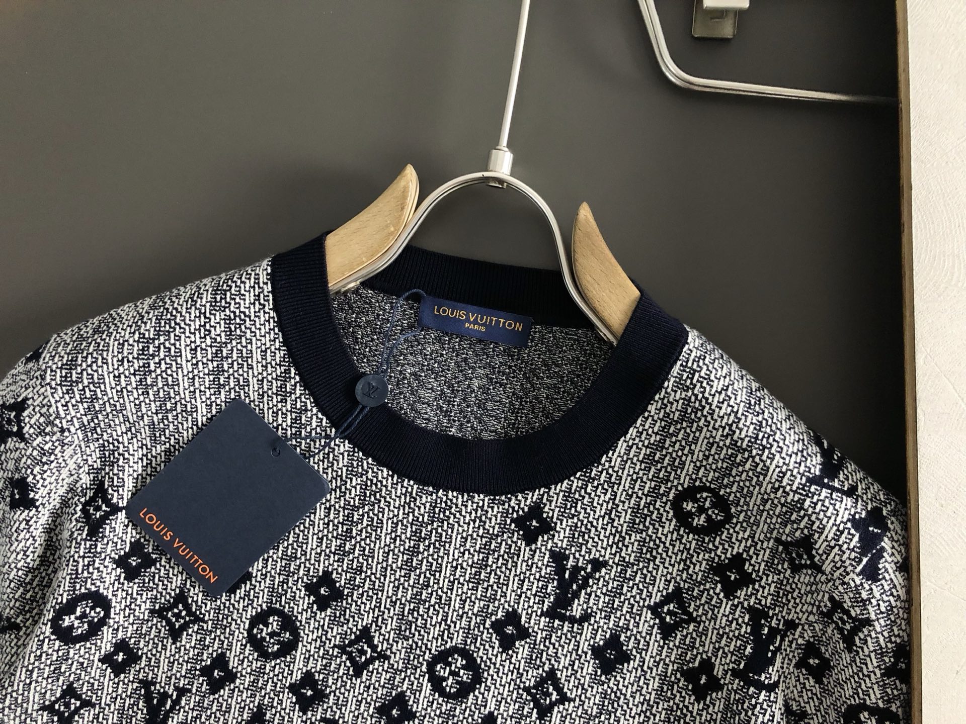  L牌**合身版型M-XXXL
2025秋冬老花提花羊毛短袖，精致工艺专柜面料，顶级元素融合打造，经典短