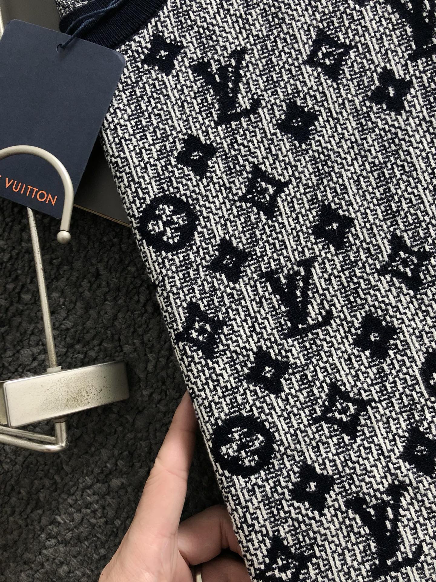  L牌**合身版型M-XXXL
2025秋冬老花提花羊毛短袖，精致工艺专柜面料，顶级元素融合打造，经典短