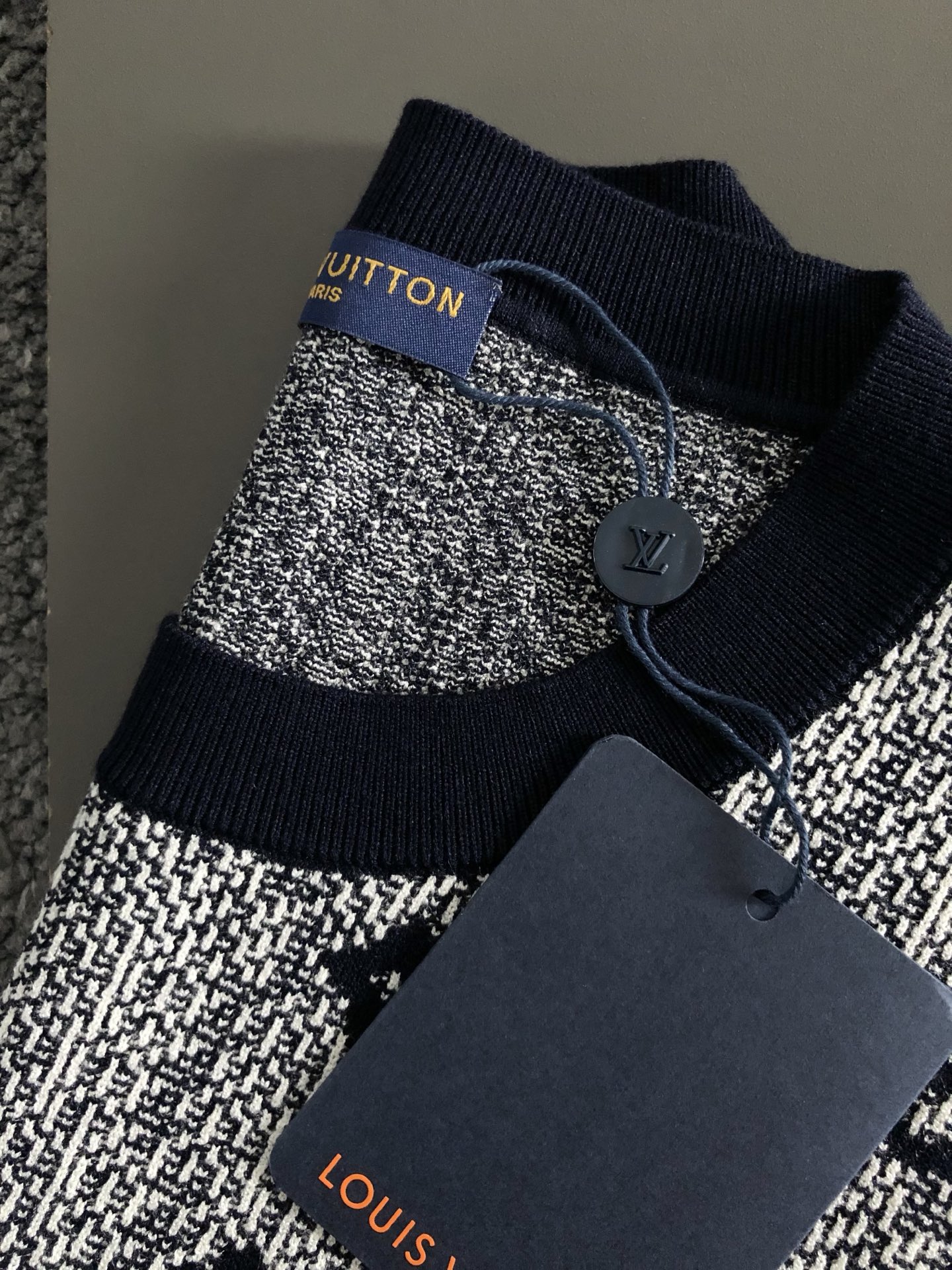  L牌**合身版型M-XXXL
2025秋冬老花提花羊毛短袖，精致工艺专柜面料，顶级元素融合打造，经典短