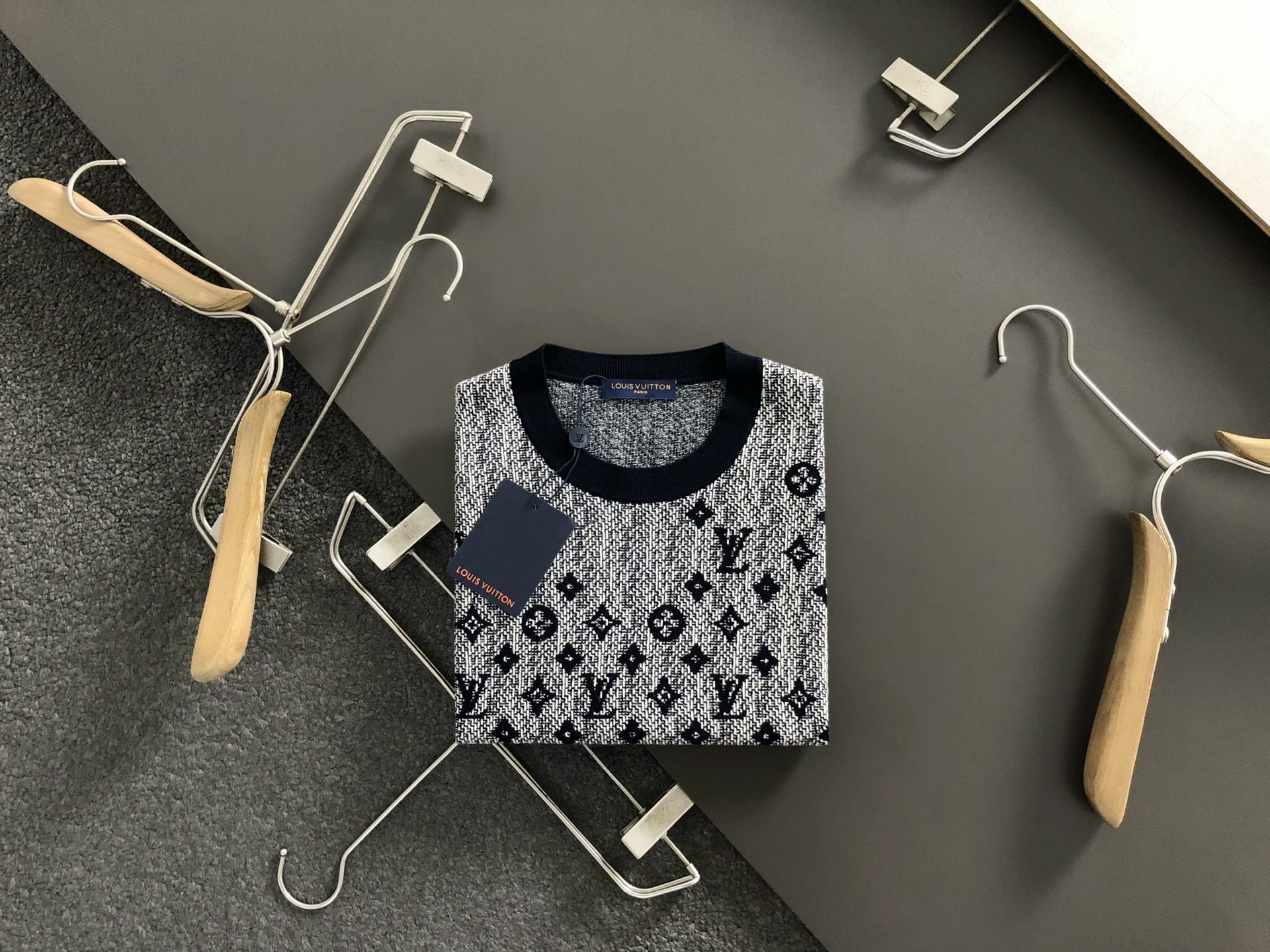 NO:509892,L brand ** fitting style M-XXXL 2025 autumn and winter presbyterian jacquard wool short sleeves, exquisite craftsmanship counter fabric, top-level elements fusion, classic short sleeves 3 standards complete, trendy men's fashion, whether it is the comfort of the upper body or the incomparable existence 170-135(M) -150(L) 178-160(XL) 180-170(XXL) 180-180(XXXL),,T-shirt,alexander wang19860909L牌**合身版型M-XXXL 2025秋冬老花提花羊毛短袖,精致工艺专柜面料,顶级元素融合打造,经典短袖3标齐全,潮男时尚,无论是上身舒适度还是都是无可比拟的存在 170-135(M) -150(L) 178-160(XL)180-170(XXL) 180-180(XXXL),,T-shirt,alexander wang,Men's clothing