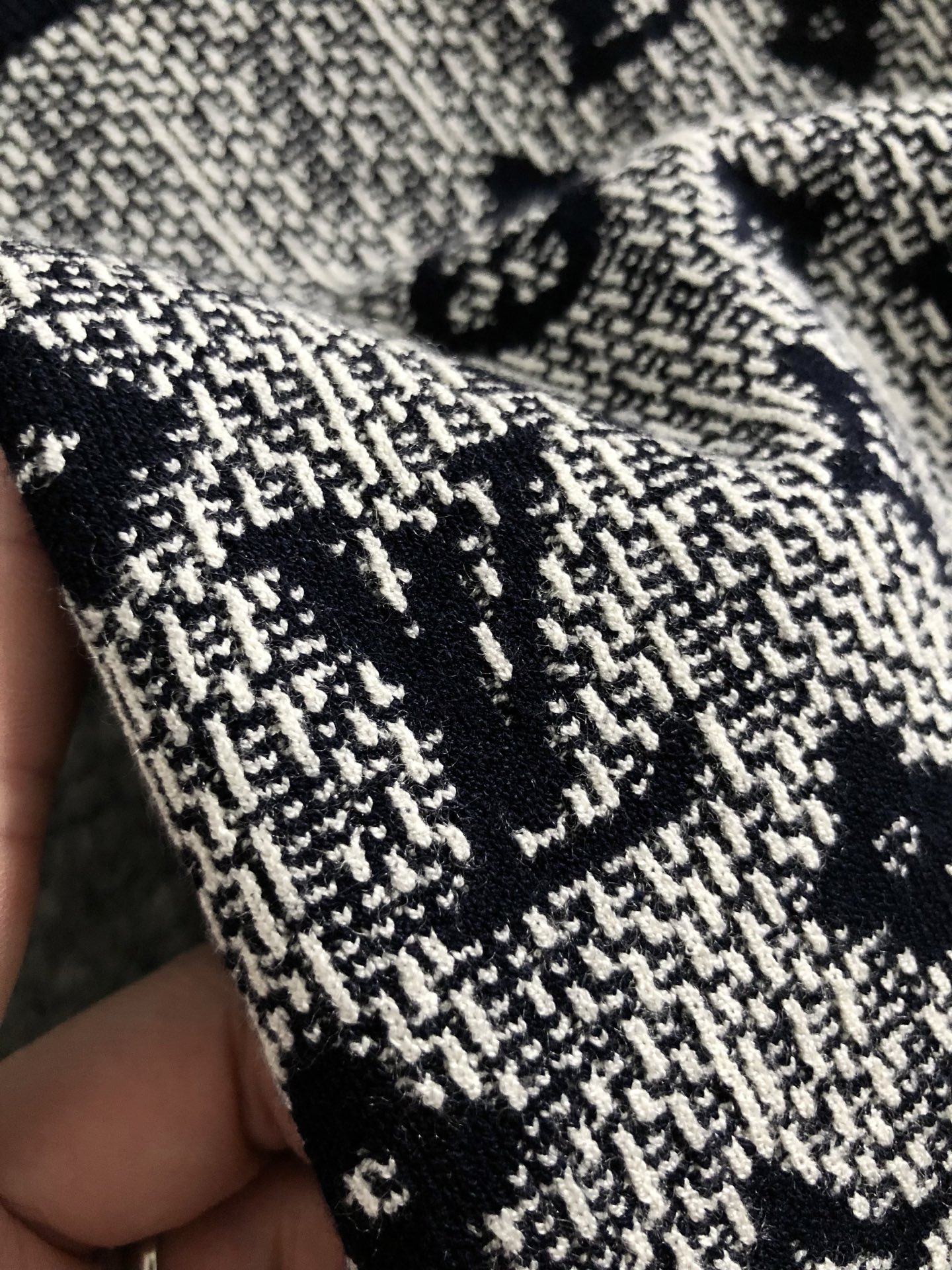  L牌**合身版型M-XXXL
2025秋冬老花提花羊毛短袖，精致工艺专柜面料，顶级元素融合打造，经典短