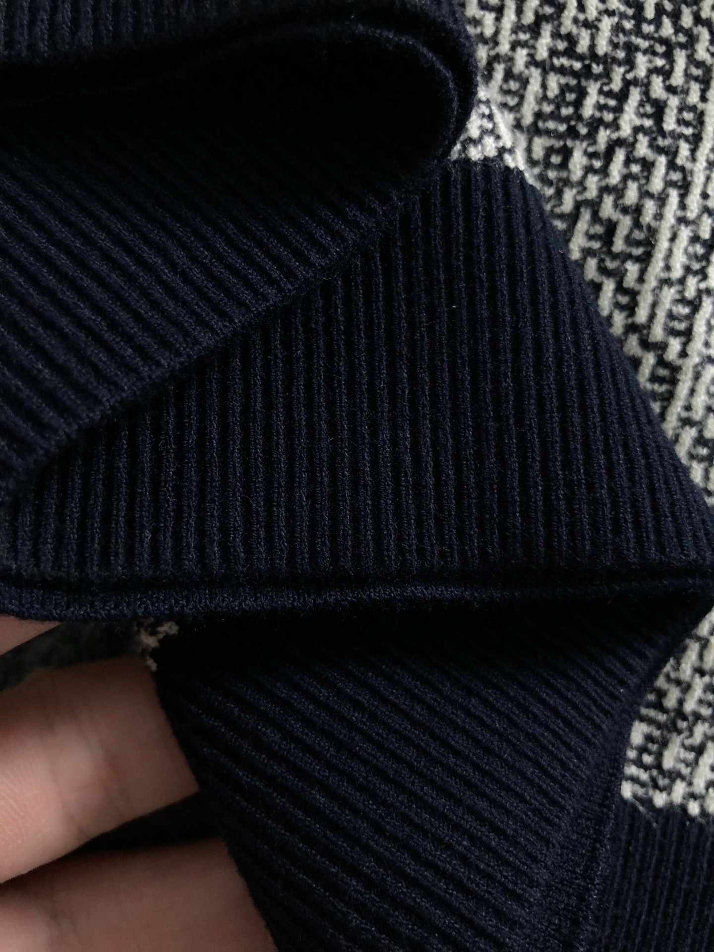  L牌**合身版型M-XXXL
2025秋冬老花提花羊毛短袖，精致工艺专柜面料，顶级元素融合打造，经典短