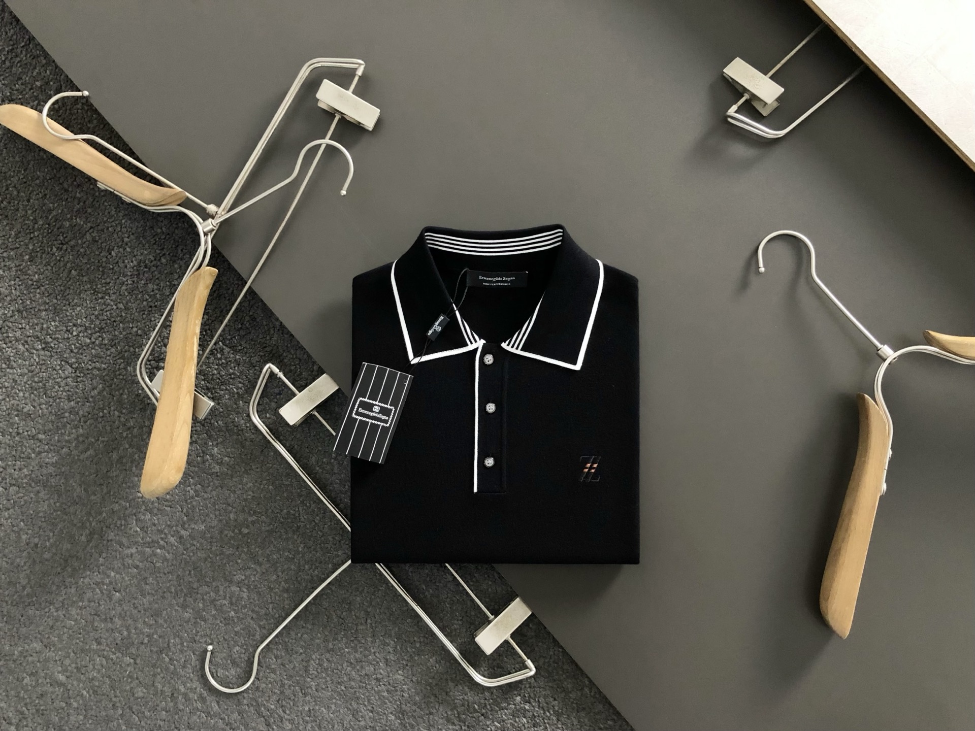 NO:509895,ZEGN* fitting style M-XXXL 2025 autumn and winter black and white color-blocked striped jacquard double Z embroidered lapel wool short sleeves, exquisite craftsmanship counter fabric, top-level elements fusion, classic short sleeve 3 specifications complete, trendy men's fashion, whether it is the comfort of the upper body or the incomparable existence 170-135(M) -150(L) 178-160(XL) 180-170(XXL) 180-180(XXXL) your,,T-shirt,alexander wang19860909ZEGN*合身版型M-XXXL 2025秋冬黑白拼色条纹提花双Z刺绣翻领羊毛短袖,精致工艺专柜面料,顶级元素融合打造,经典短袖3标齐全,潮男时尚,无论是上身舒适度还是都是无可比拟的存在 170-135(M) -150(L) 178-160(XL)180-170(XXL) 180-180(XXXL) your,,T-shirt,alexander wang,Men's clothing