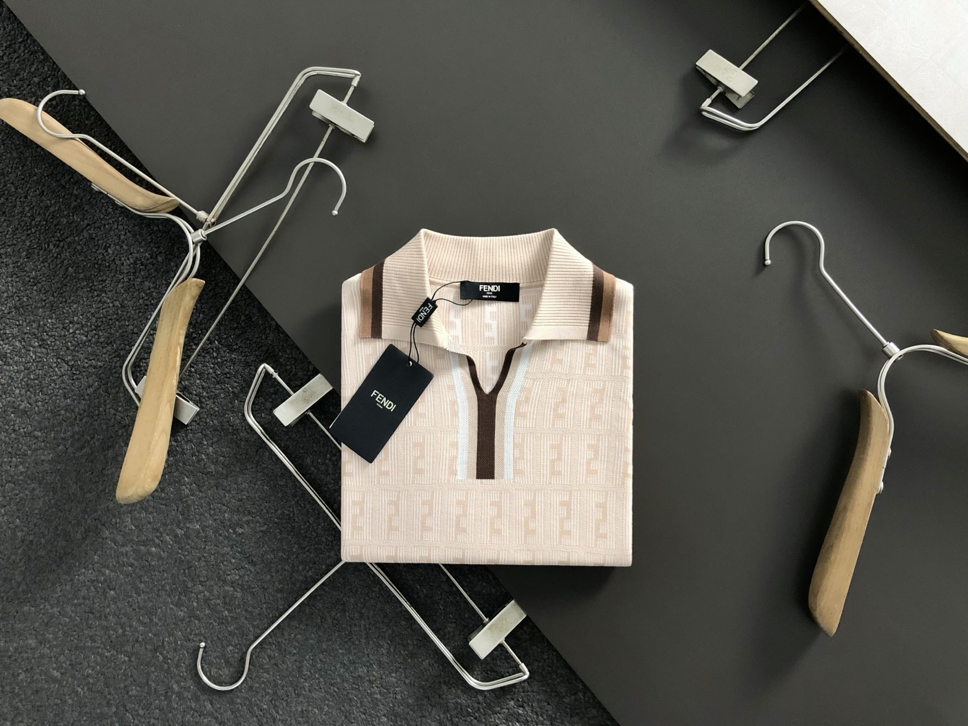 NO:509907,FEND* fitting M-XXXL 2025 autumn and winter old Qian style double F jacquard lapel wool short sleeves, exquisite craftsmanship counter fabric, top-level elements fusion, classic short sleeve 3 specifications, trendy men's fashion, whether it is the comfort of the upper body or the incomparable existence 170-135(M) 175-150(L) 178-160(XL) 180-170(XXL) 180-180(XXXL) your,,fendi,T-shirt,alexander wang19860909FEND*合身版型M-XXXL 2025秋冬老钱风双F提花翻领羊毛短袖,精致工艺专柜面料,顶级元素融合打造,经典短袖3标齐全,潮男时尚,无论是上身舒适度还是都是无可比拟的存在 170-135(M) 175-150(L) 178-160(XL)180-170(XXL) 180-180(XXXL) your,,fendi,T-shirt,alexander wang,Men's clothing