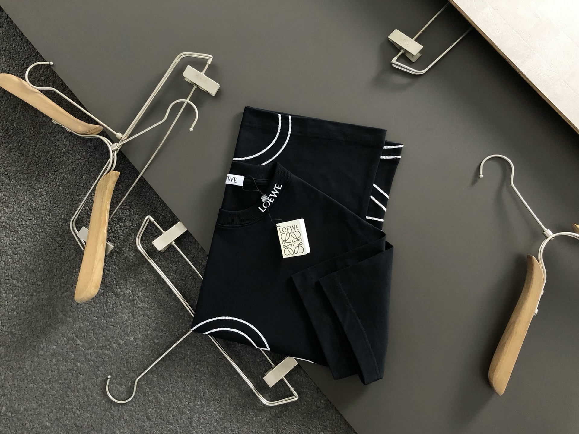 NO:509898,LOW* fit style S-Xl 25 spring and summer top braided embroidery heavy industry crafts trendy brand short sleeves, exquisite craftsmanship counter fabric, top-level elements fusion creation, complete 3 standards, trendy men's fashion, whether it is the comfort of the upper body or the incomparable existence, it can be said to be a must-have for summer 170-135(s)175-150(M) 178-160(L)180-170(XL) 180-180(XXL),,T-shirt,alexander wang19860909LOW*合身版型S-Xl 25春夏顶编织绣重工工艺潮牌短袖,精致工艺专柜面料,顶级元素融合打造,3标齐全,潮男时尚,无论是上身舒适度还是都是无可比拟的存在,可以说是夏日必备 170-135(s)175-150(M) 178-160(L)180-170(XL) 180-180(XXL),,T-shirt,alexander wang,Men's clothing