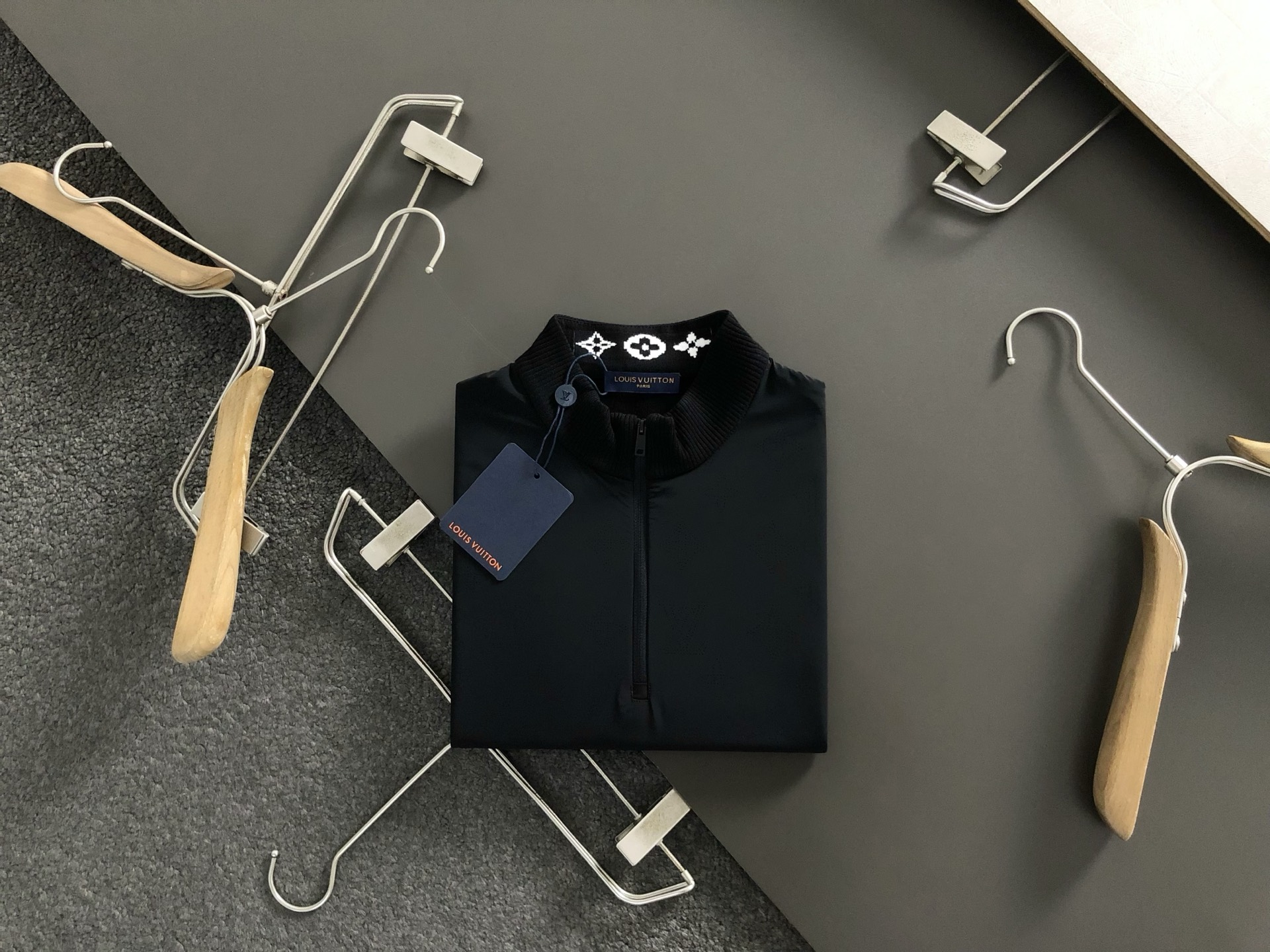 NO:509901,L brand* fitting M-XXXL 2025 autumn and winter presbyterian jacquard double lapel zipper wool short sleeves, exquisite craftsmanship counter fabric, top-level elements fusion, classic short sleeves 3 specifications, trendy men's fashion, whether it is the comfort of the upper body or the incomparable existence 170-135(M) 175-150(L) 178-160(XL) 180-170(XXL) 180-180(XXXL) your,,T-shirt,alexander wang19860909L牌*合身版型M-XXXL 2025秋冬老花提花双层翻领拉链羊毛短袖,精致工艺专柜面料,顶级元素融合打造,经典短袖3标齐全,潮男时尚,无论是上身舒适度还是都是无可比拟的存在 170-135(M) 175-150(L) 178-160(XL)180-170(XXL) 180-180(XXXL) your,,T-shirt,alexander wang,Men's clothing