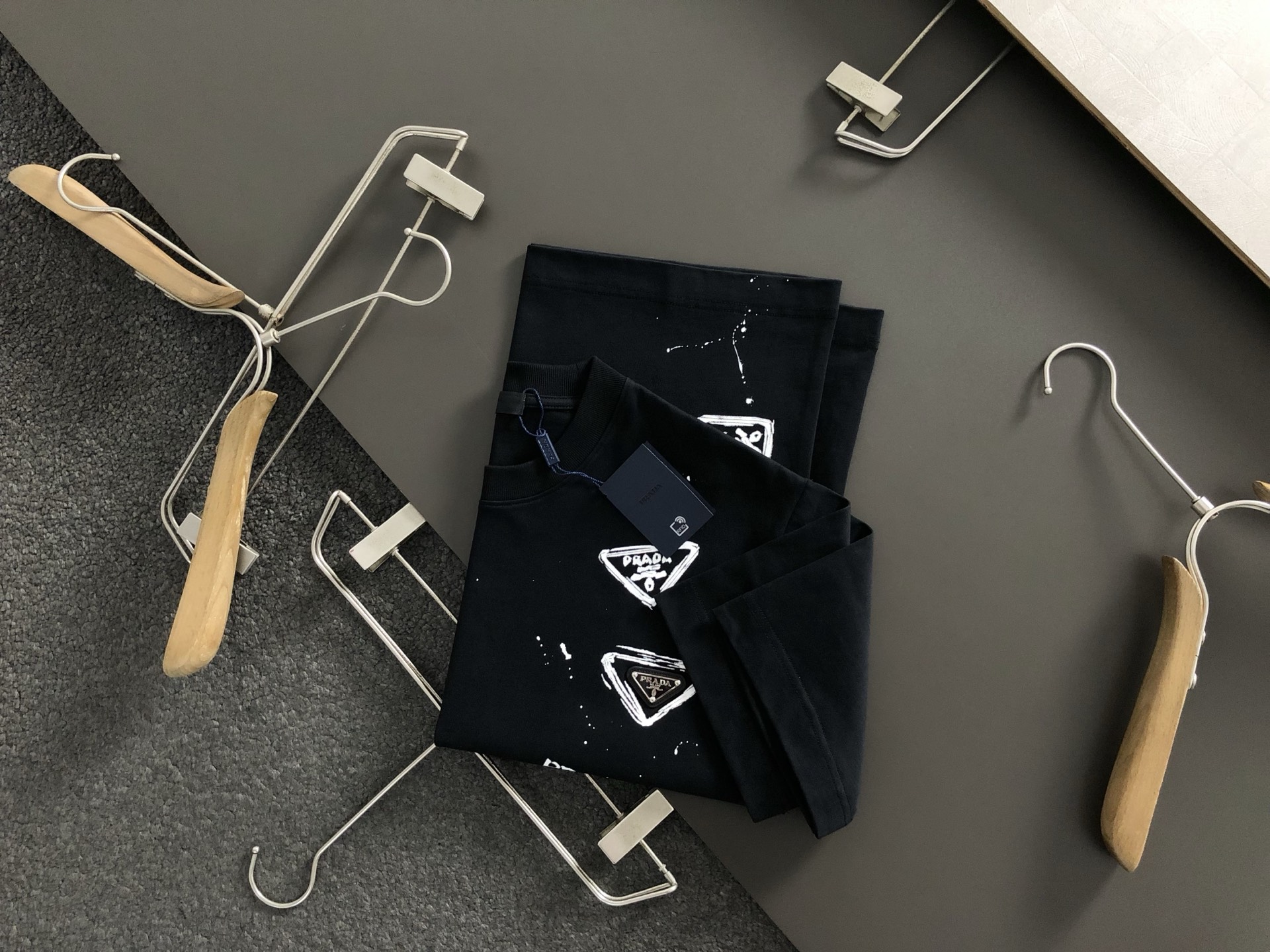 NO:509904,prad* fit style S-Xl 25 spring and summer top metal triangle mark graffiti heavy industry crafts trendy brand short sleeves, exquisite craftsmanship counter fabric, top-level elements fusion creation, 3 standards, trendy men's fashion, whether it is the comfort of the upper body or the incomparable existence, it can be said to be a must-have for summer 170-135(s)175-150(M) 178-160(L)180-170(XL) 180-180(XXL),,prada,T-shirt,alexander wang19860909prad*合身版型S-Xl 25春夏顶编金属三角标涂鸦重工工艺潮牌短袖,精致工艺专柜面料,顶级元素融合打造,3标齐全,潮男时尚,无论是上身舒适度还是都是无可比拟的存在,可以说是夏日必备 170-135(s)175-150(M) 178-160(L)180-170(XL) 180-180(XXL),,prada,T-shirt,alexander wang,Men's clothing