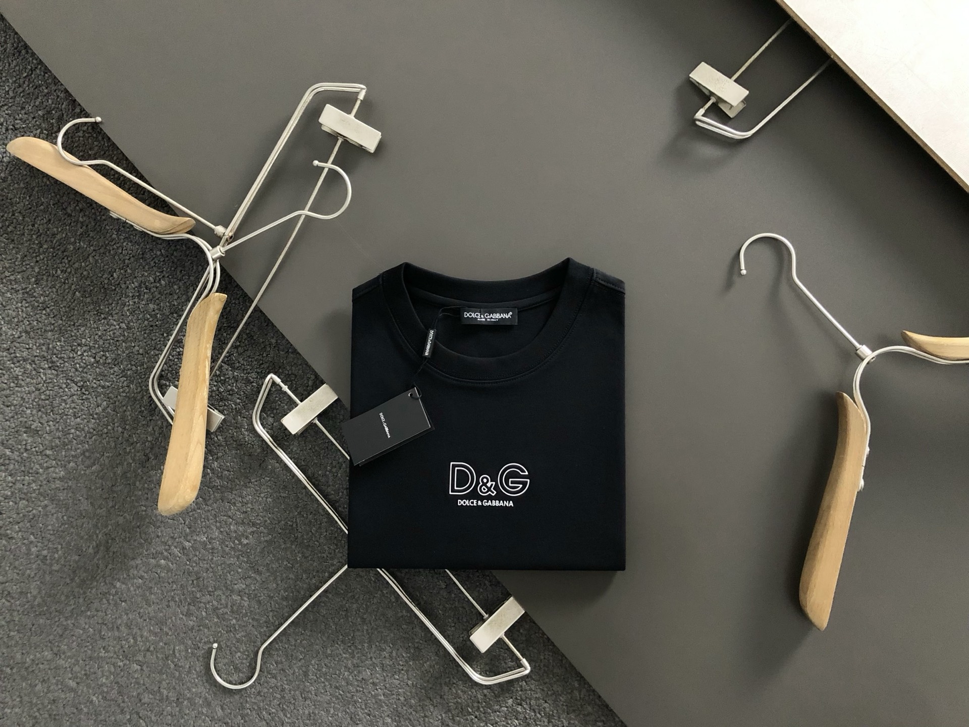 NO:511123,D&* fit style S-XXl 25 autumn and winter letter embossed trendy brand short sleeves, exquisite craftsmanship counter fabric, top-level elements fusion, complete 3 standards, trendy men's fashion, whether it is the comfort of the upper body or the incomparable existence, it can be said to be a must-have for summer 170-135(s)-150(M) 178-160(L)180-170(XL) 180-180(XXL),,T-shirt,alexander wang19860909D&*合身版型S-XXl 25秋冬字母压花潮牌短袖,精致工艺专柜面料,顶级元素融合打造,3标齐全,潮男时尚,无论是上身舒适度还是都是无可比拟的存在,可以说是夏日必备 170-135(s)-150(M) 178-160(L)180-170(XL) 180-180(XXL),,T-shirt,alexander wang,Men's clothing