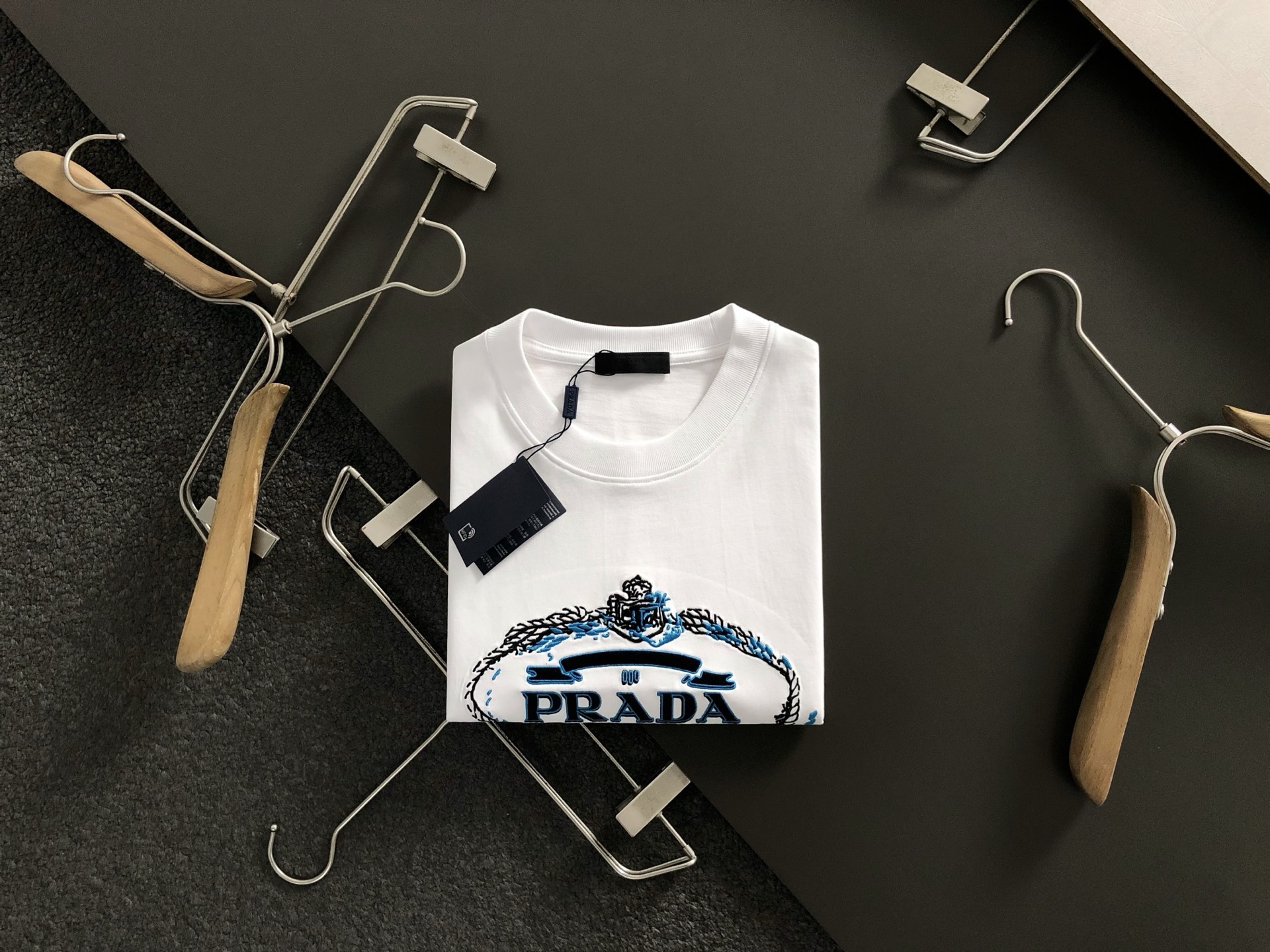 NO:511129,PRAD* fit style S-Xl 25 spring and summer top patch embroidered trendy brand short sleeves, exquisite craftsmanship counter fabric, top-level elements fusion, complete 3 standards, trendy men's fashion, whether it is the comfort of the upper body or the incomparable existence, it can be said to be a must-have for summer 170-135(s)-150(M) 178-160(L)180-170(XL) 180-180(XXL),,prada,T-shirt,alexander wang19860909PRAD*合身版型S-Xl 25春夏顶级贴布刺绣潮牌短袖,精致工艺专柜面料,顶级元素融合打造,3标齐全,潮男时尚,无论是上身舒适度还是都是无可比拟的存在,可以说是夏日必备 170-135(s)-150(M) 178-160(L)180-170(XL) 180-180(XXL),,prada,T-shirt,alexander wang,Men's clothing