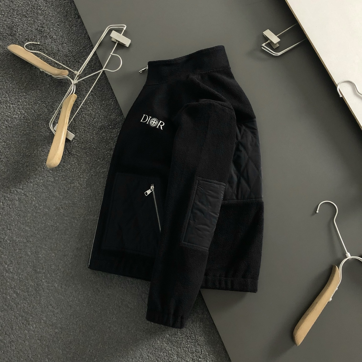 NO:511126,Dir* fit style m-xxxl 25 autumn and winter new style spliced ​​leather fine imitation trendy brand embroidered letter zipper spliced ​​stand collar jacket, top-grade worsted granule velvet does not pill or shed hair, quality assurance, loose 3D cut, three-dimensional tailoring that conforms to the aesthetics of human body, minimalist tone is very handsome. Number of codes M-xxxl,,jackets & coats,alexander wang19860909Dir*合身版型m-xxxl 25秋冬新款颗拼接皮精仿潮牌刺绣字母拉链拼接立领外套,顶级精纺颗粒绒不起球不掉毛,品质保证,宽松版型立体剪裁,符合人体机能美学的立体剪裁,极简的调性很帅气.码数 M-xxxl,,jackets & coats,alexander wang,Men's clothing