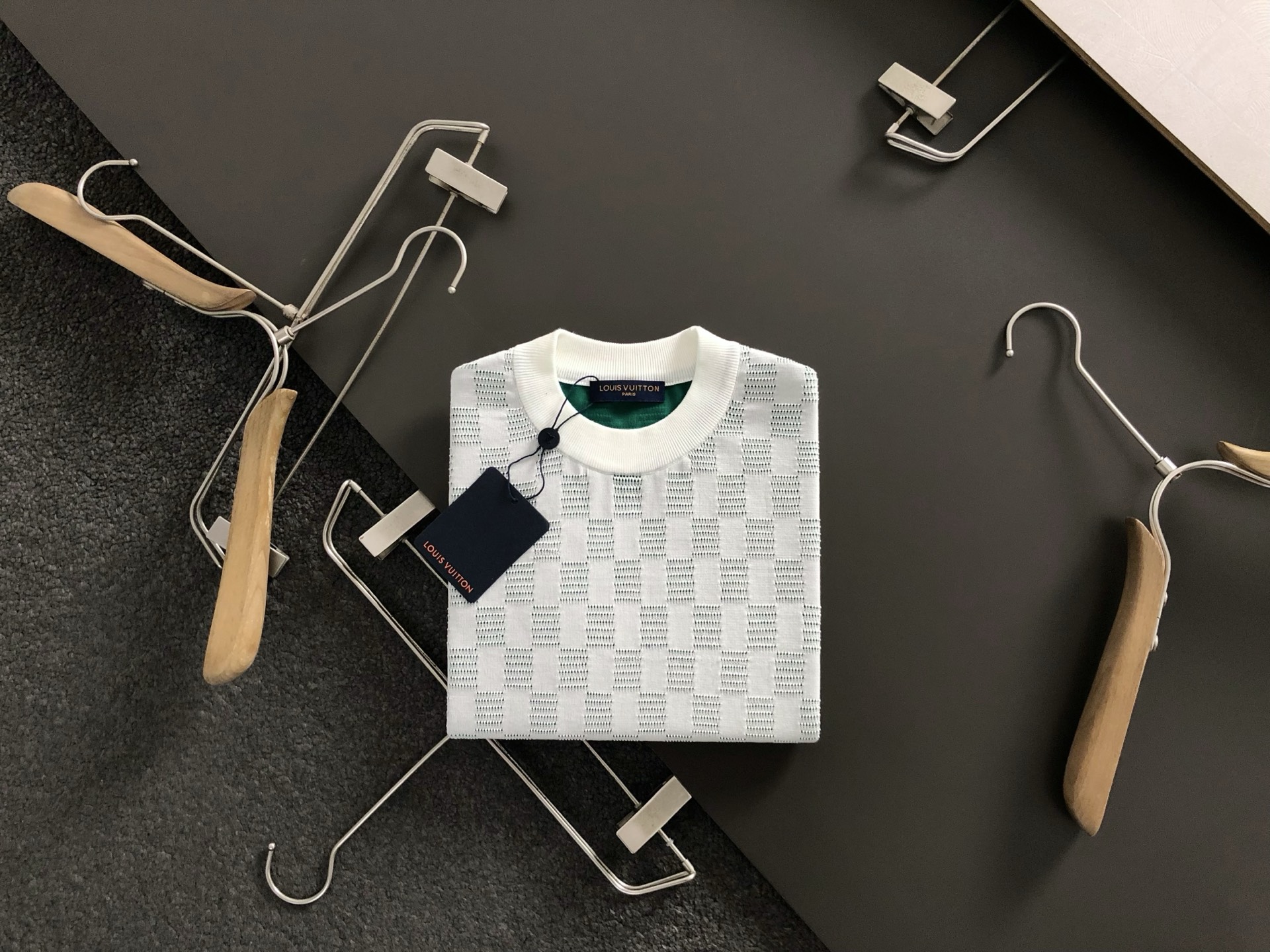 NO:511138,L brand* fitting style M-XXXL 2025 autumn and winter fashion chess board jacquard versatile wool short sleeves, exquisite craftsmanship counter fabric, top-level elements fusion, classic short sleeve 3 specifications complete, trendy men's fashion, whether it is the comfort of the upper body or the incomparable existence 170-135(M) -(L) 178-160(XL)180-170(XXL) 180-180(XXXL) your,,T-shirt,alexander wang19860909L牌*合身版型M-XXXL 2025秋冬时尚棋盘格提花百搭羊毛短袖,精致工艺专柜面料,顶级元素融合打造,经典短袖3标齐全,潮男时尚,无论是上身舒适度还是都是无可比拟的存在 170-135(M) -(L) 178-160(XL)180-170(XXL) 180-180(XXXL) your,,T-shirt,alexander wang,Men's clothing