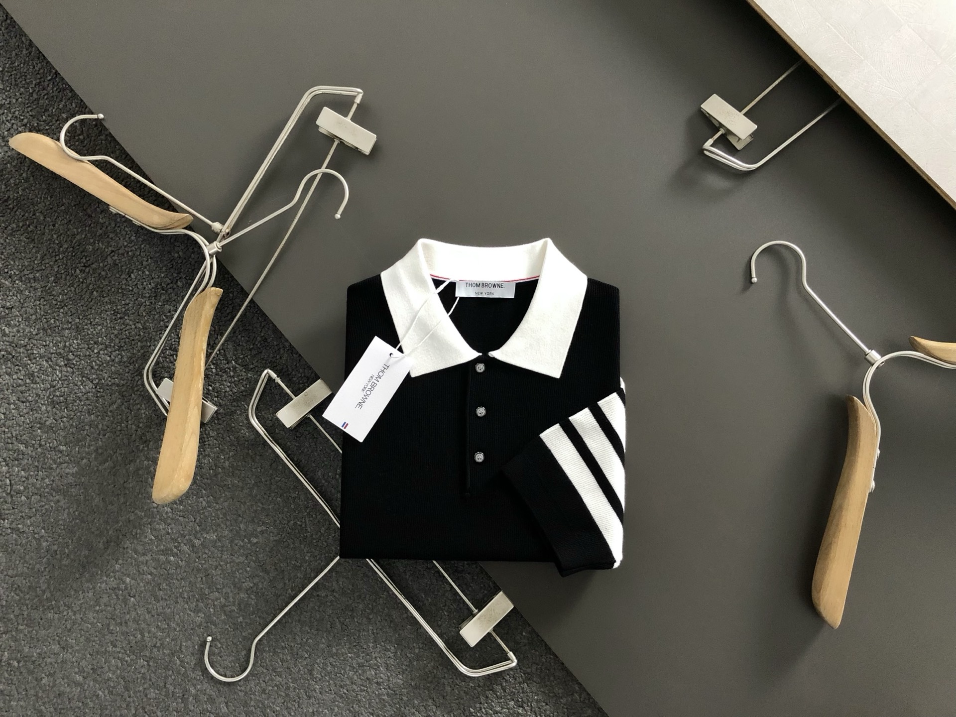 NO:511135,TB* slim fit M-xxxl 2025 autumn and winter classic black jacquard hem webbing fusion slit lapel wool short sleeves, top imported private goods, contrasting color versatile fusion jacquard knitted short sleeves counter style fashionable and luxurious. The quality is unquestionable. The upper body effect is excellent, the same style on the luxury official website. Style counter size M-xxxl, T-shirt, alexander wang19860909TB*修身版型M-xxxl 2025秋冬经典黑色提花下摆织带融合开衩翻领羊毛短袖,顶级进口私货,撞色百搭融合提花针织短袖专柜款时尚不失奢华 品质毋庸置疑 上身效果超赞,奢华官网同款 款式专柜尺码M-xxxl,,T-shirt,alexander wang,Men's clothing