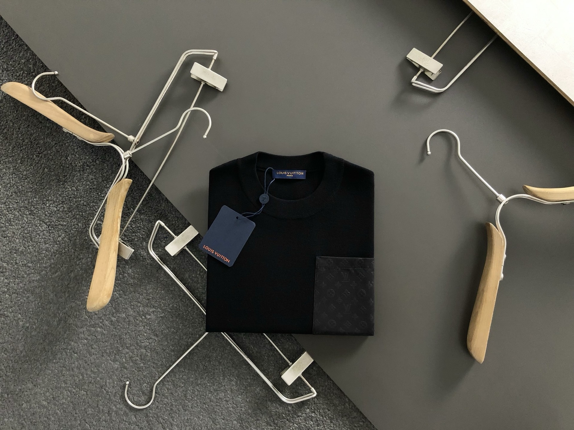 NO:511141,L brand* fitting M-XXXL 2025 autumn and winter pocket style double fabric spliced ​​wool short sleeves, exquisite craftsmanship counter fabric, top-level elements fusion, classic short sleeves 3 specifications complete, trendy men's fashion, whether it is the comfort of the upper body or the incomparable existence 170-135(M) -150(L) 178-(XL)180-170(XXL) 180-180(XXXL) your,,T-shirt,alexander wang19860909L牌*合身版型M-XXXL 2025秋冬口袋款双面料拼接羊毛短袖,精致工艺专柜面料,顶级元素融合打造,经典短袖3标齐全,潮男时尚,无论是上身舒适度还是都是无可比拟的存在 170-135(M) -150(L) 178-(XL)180-170(XXL) 180-180(XXXL) your,,T-shirt,alexander wang,Men's clothing